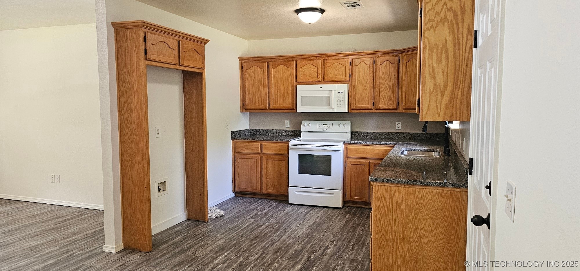 103 E Iola Property Photo 6