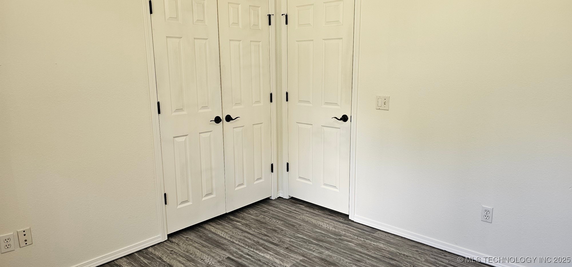 103 E Iola Property Photo 7