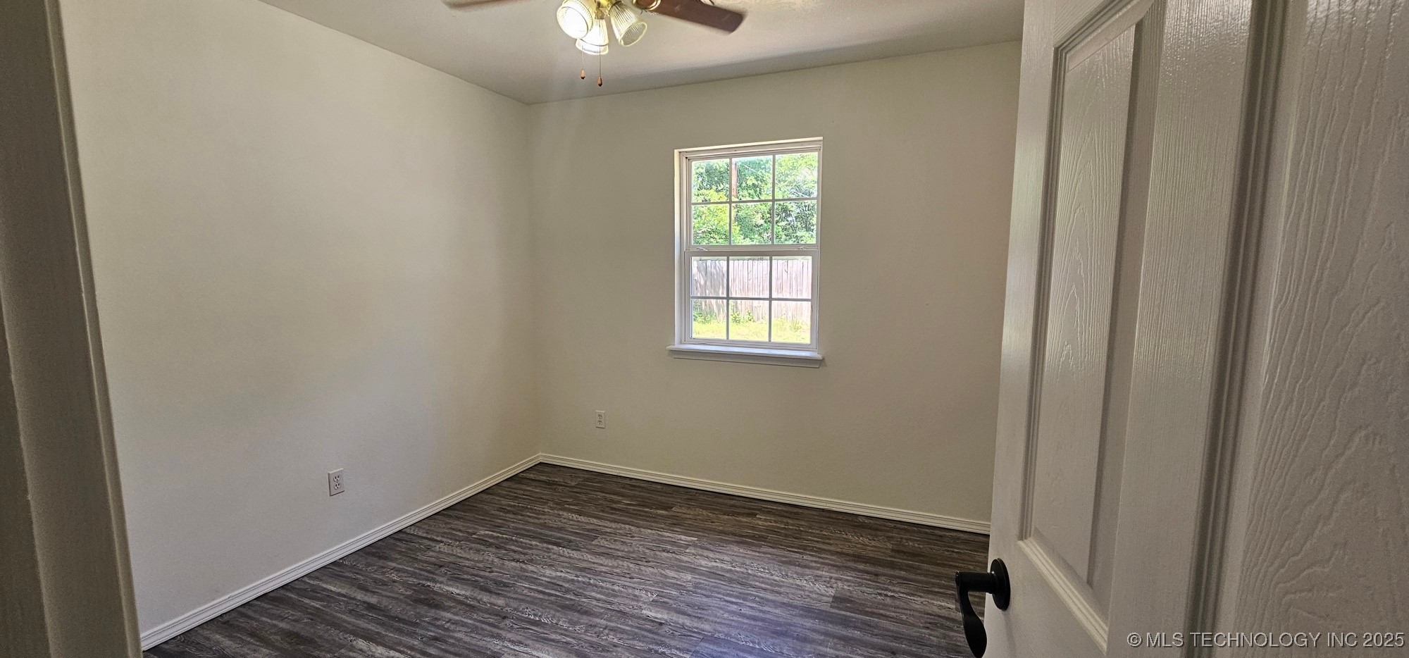 103 E Iola Property Photo 9
