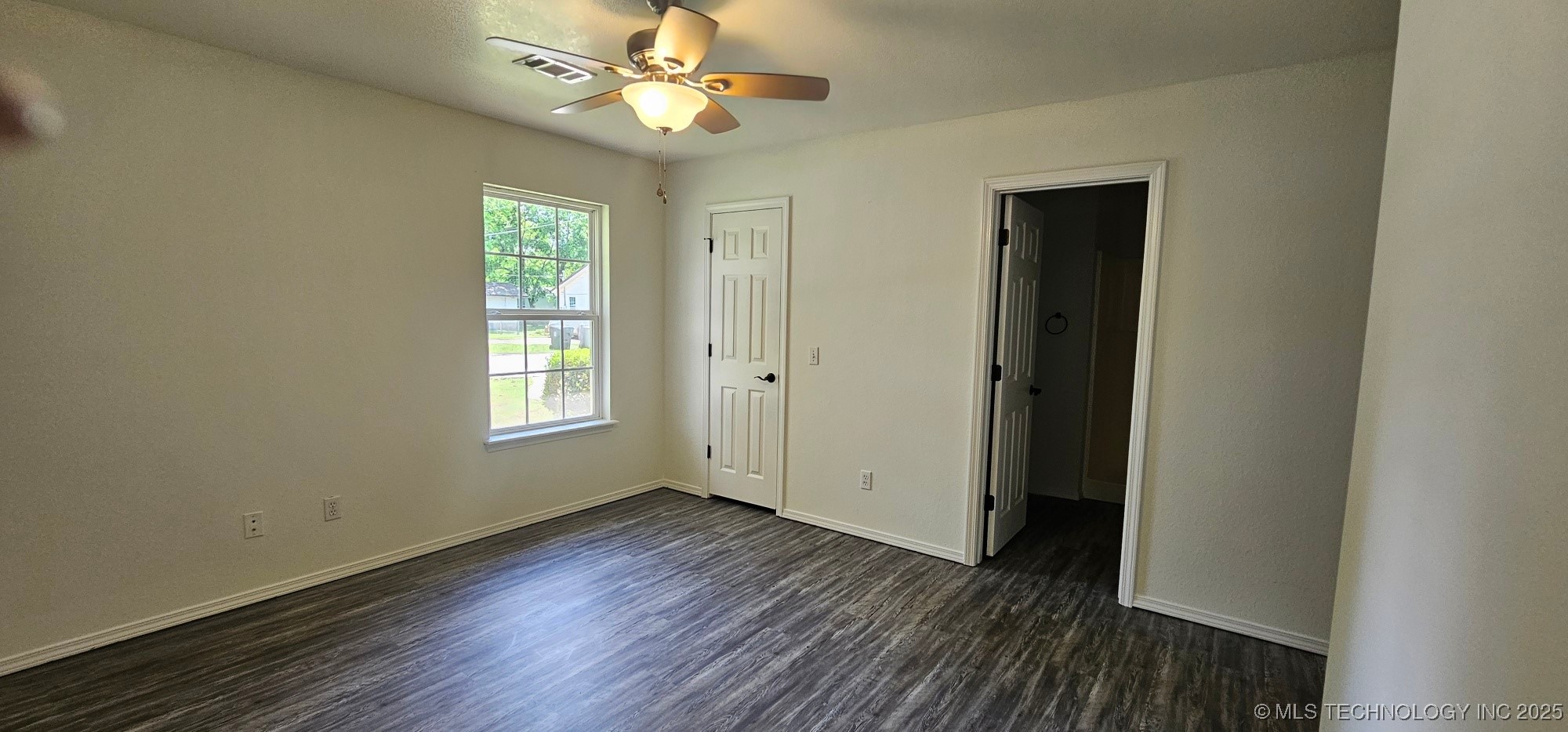 103 E Iola Property Photo 14