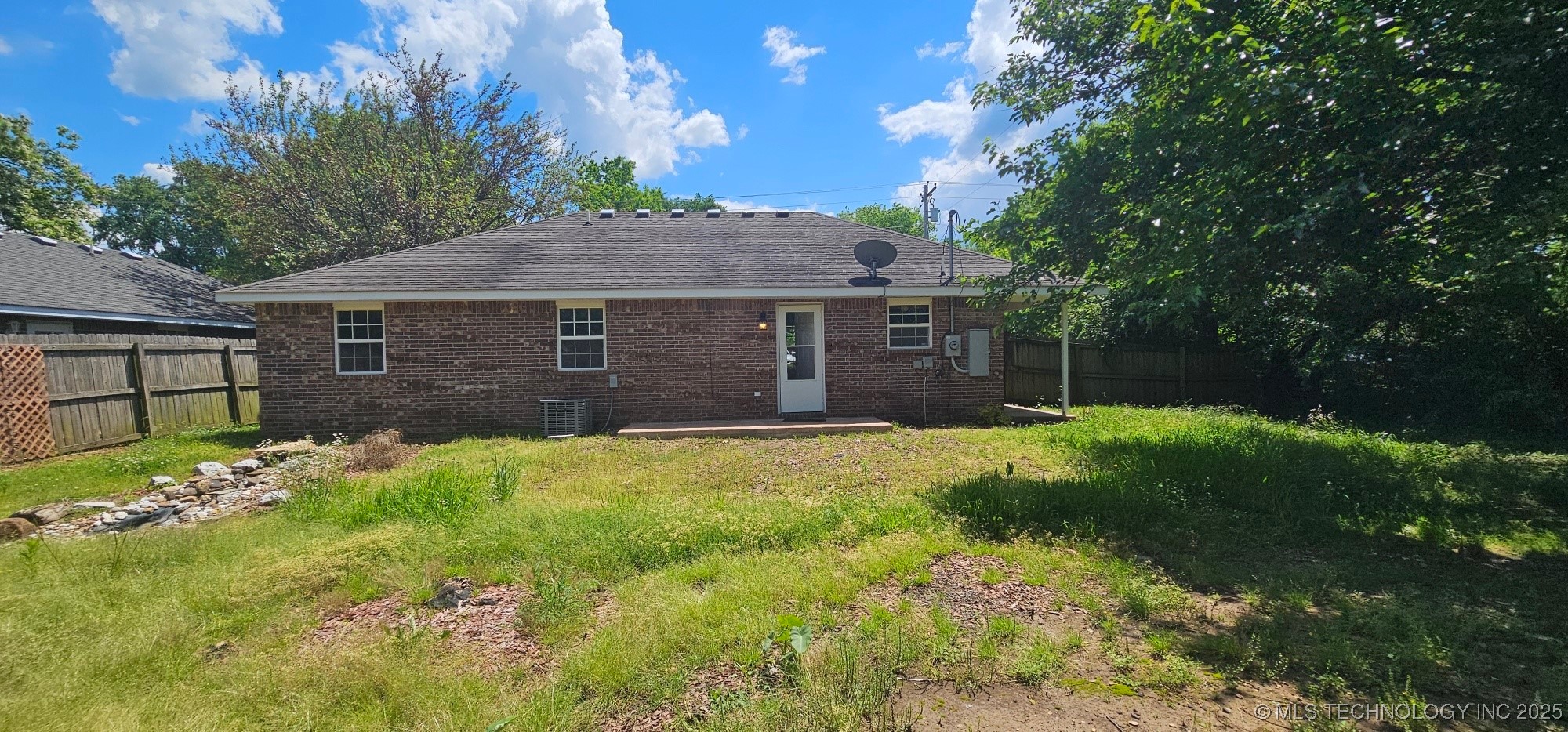 103 E Iola Property Photo 25
