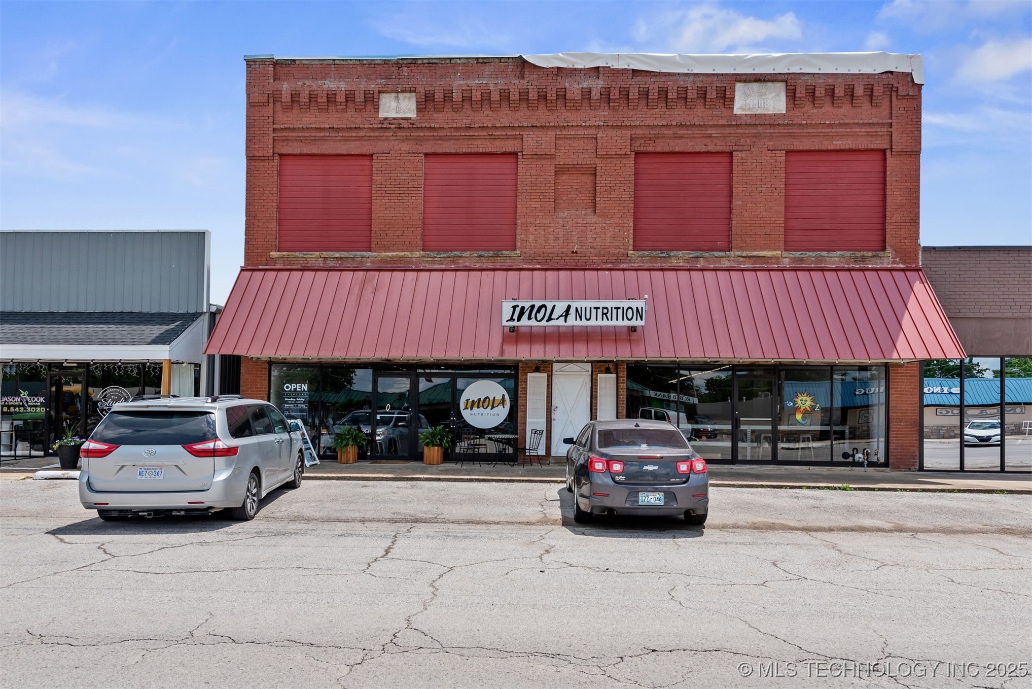 16 W Commercial Street Property Photo