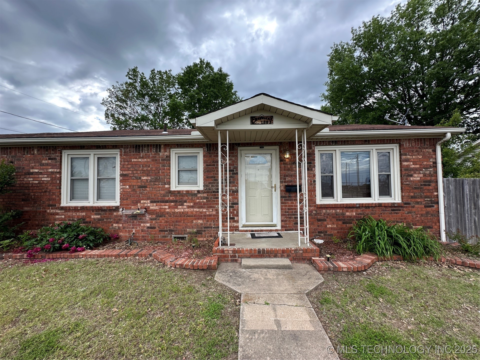 1002 Lakeland Street Property Photo