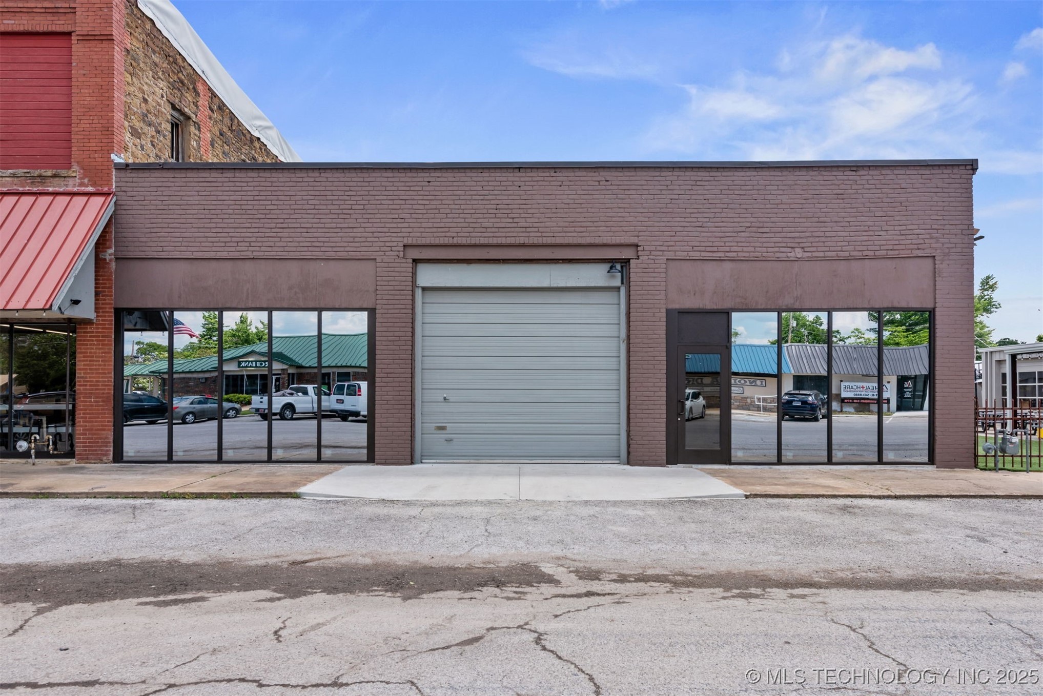 18 W Commercial Street Property Photo