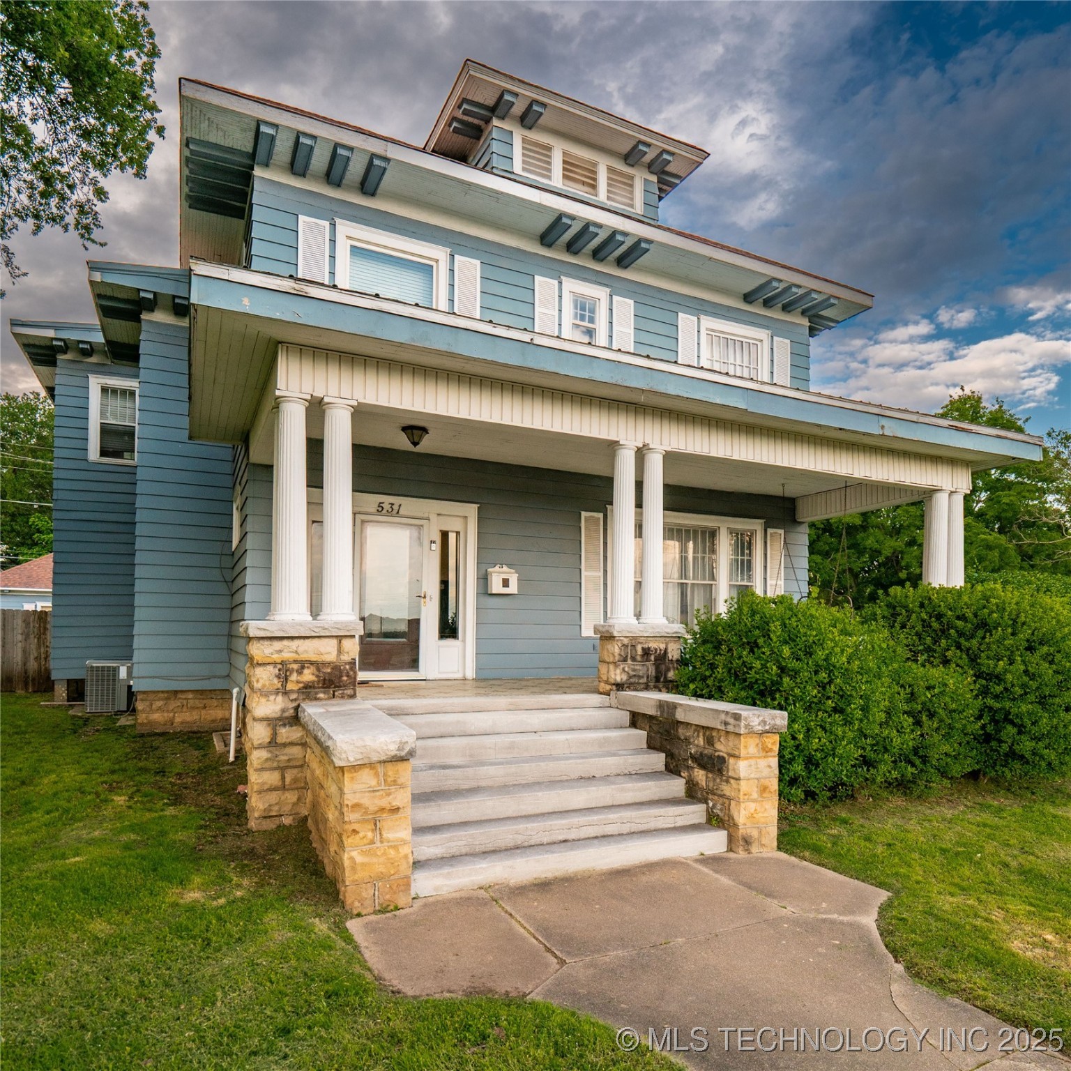 531 E Washington Avenue Property Photo