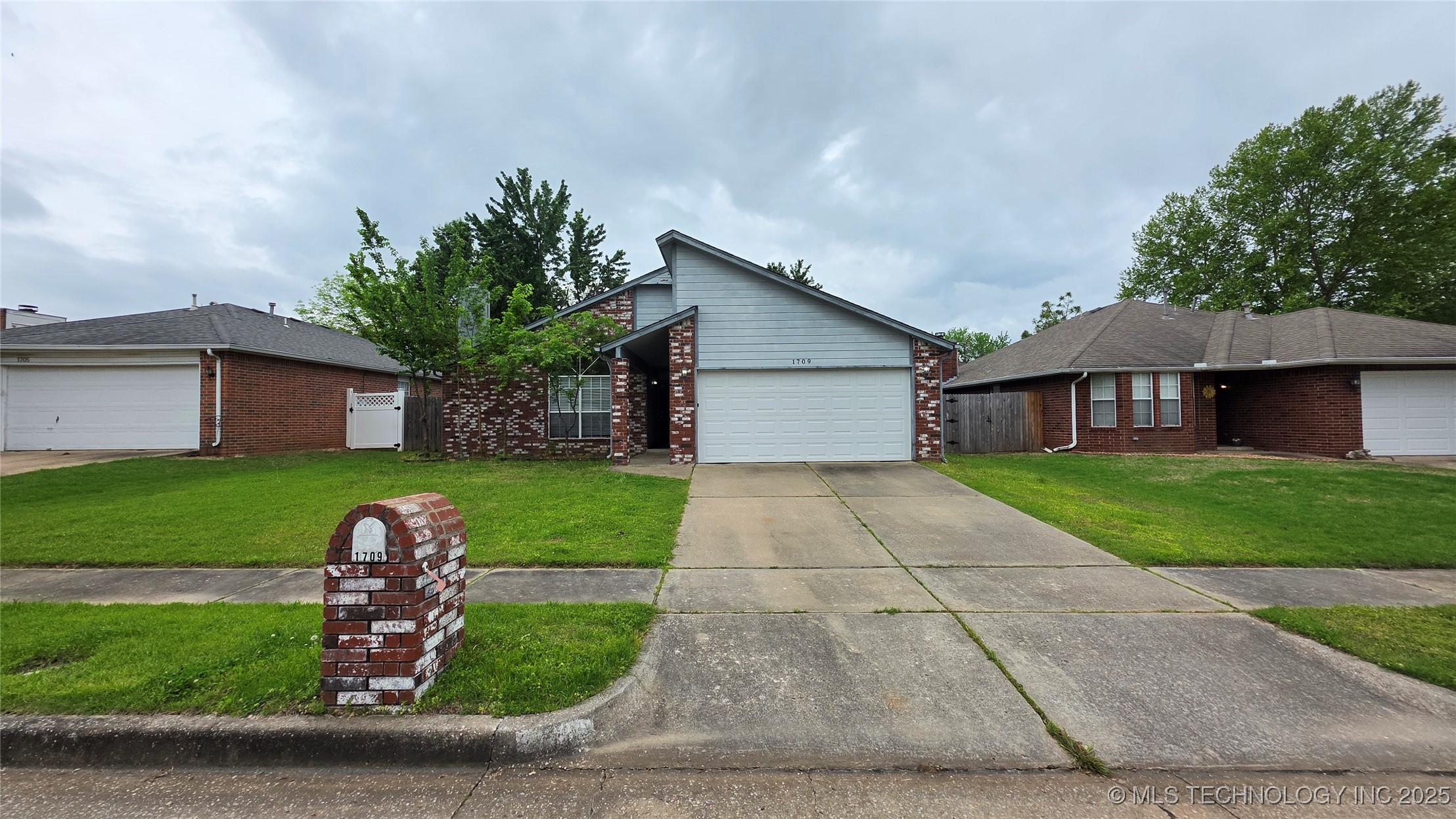 1709 W Ft Worth Street Property Photo 1