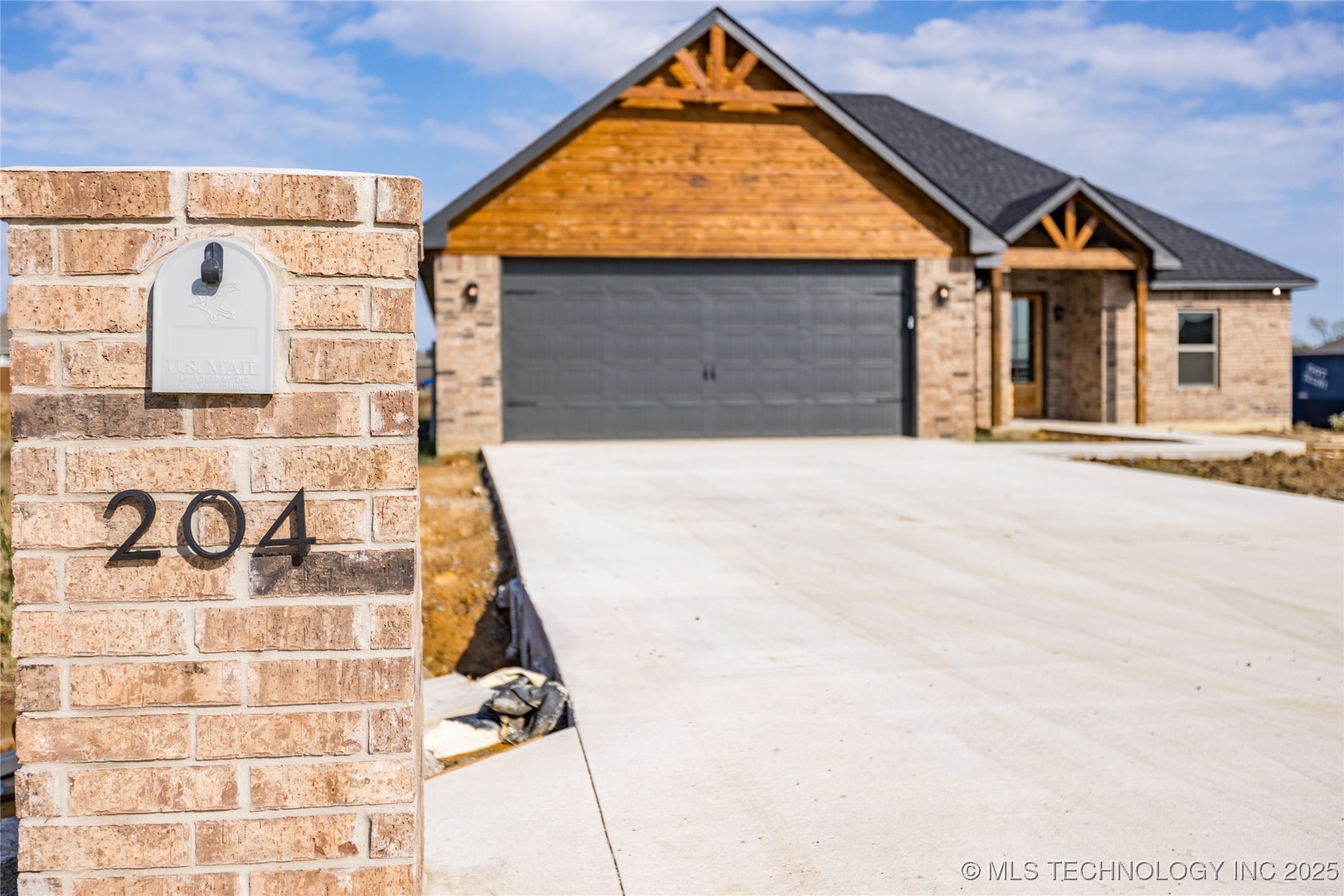 204 Maple Leaf Property Photo