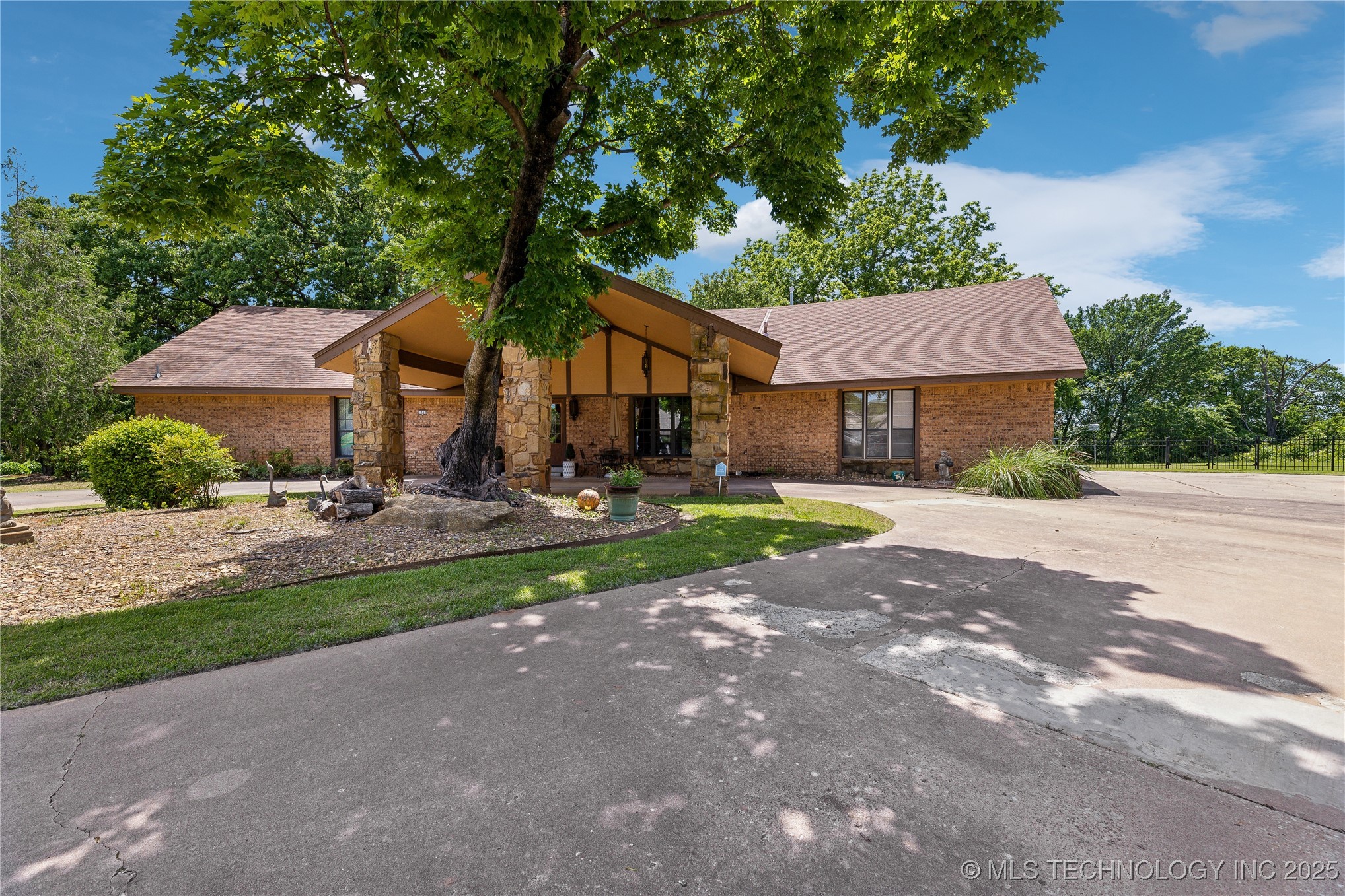 717 Meadowood Drive Property Photo
