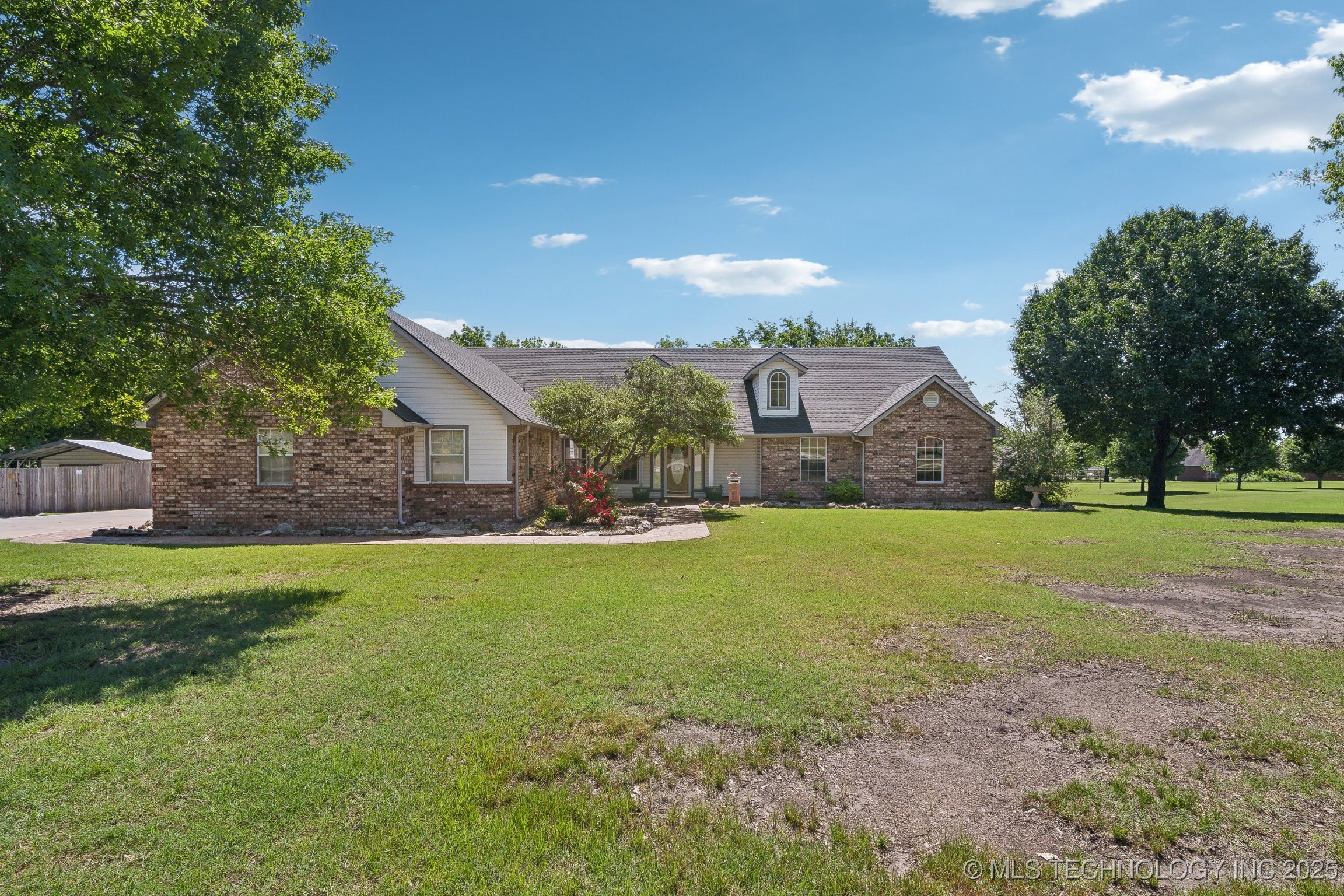 801 N Woodchuck Lane Property Photo