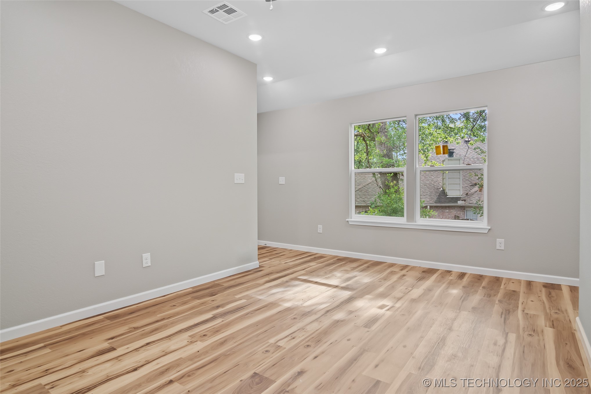 116 E 48th Street Property Photo 9