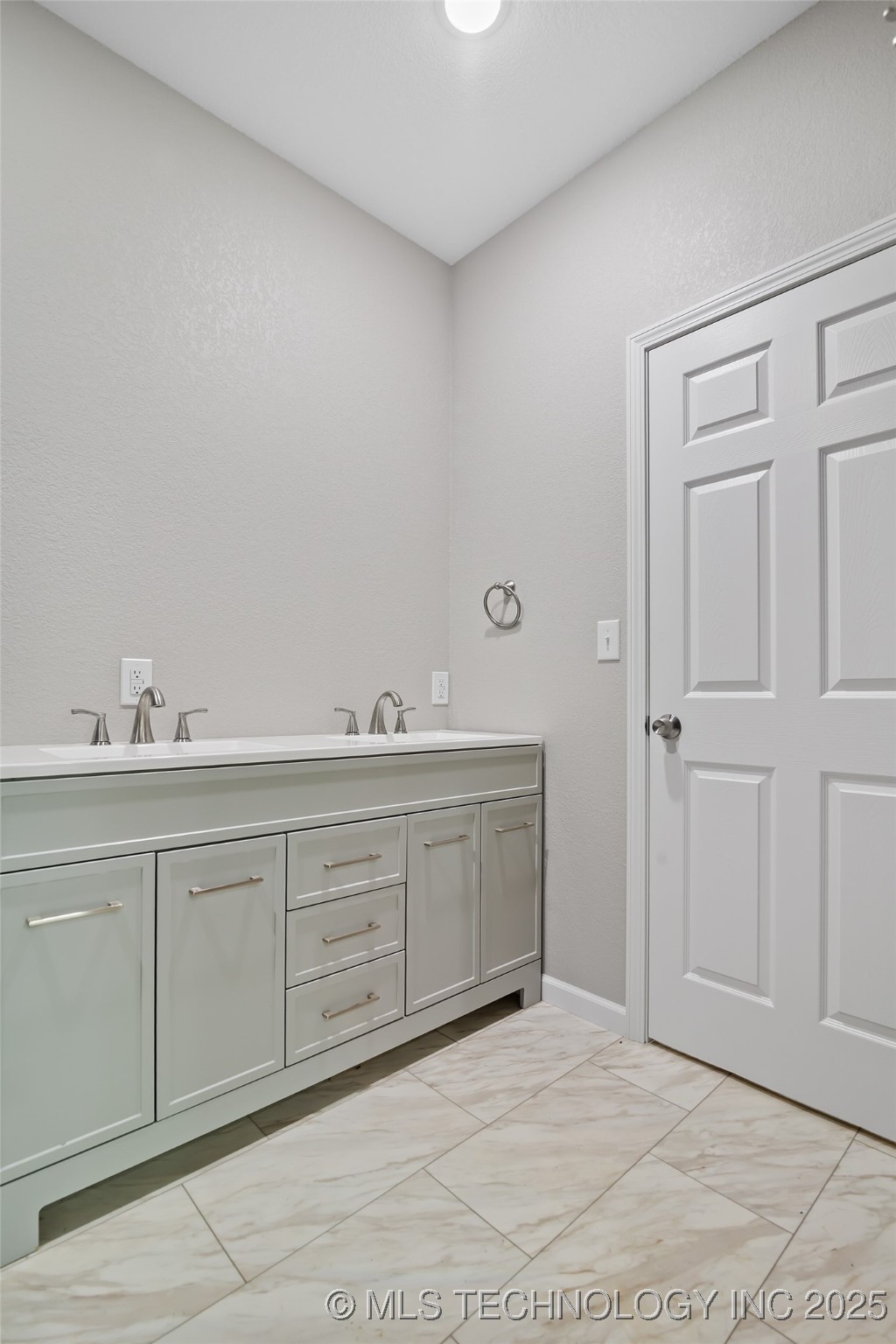 116 E 48th Street Property Photo 22
