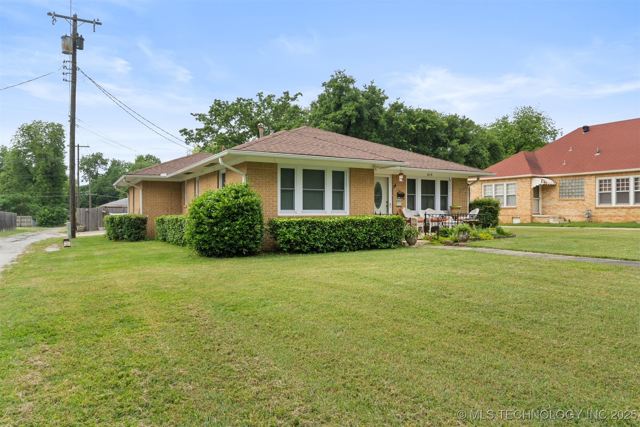 819 W Elm Street Property Photo 4
