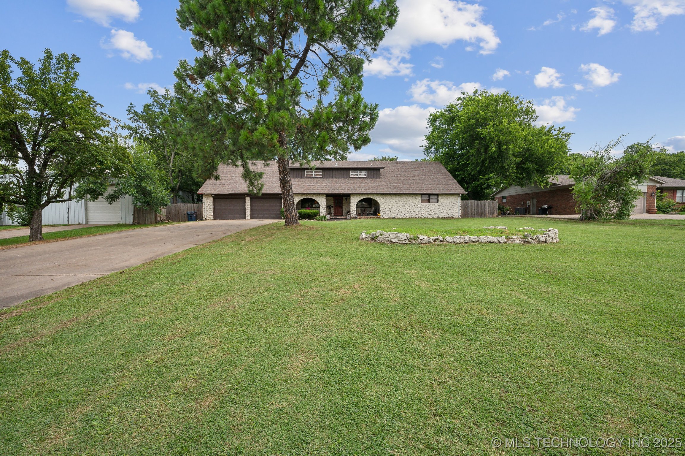17711 E Archer Street Property Photo 3