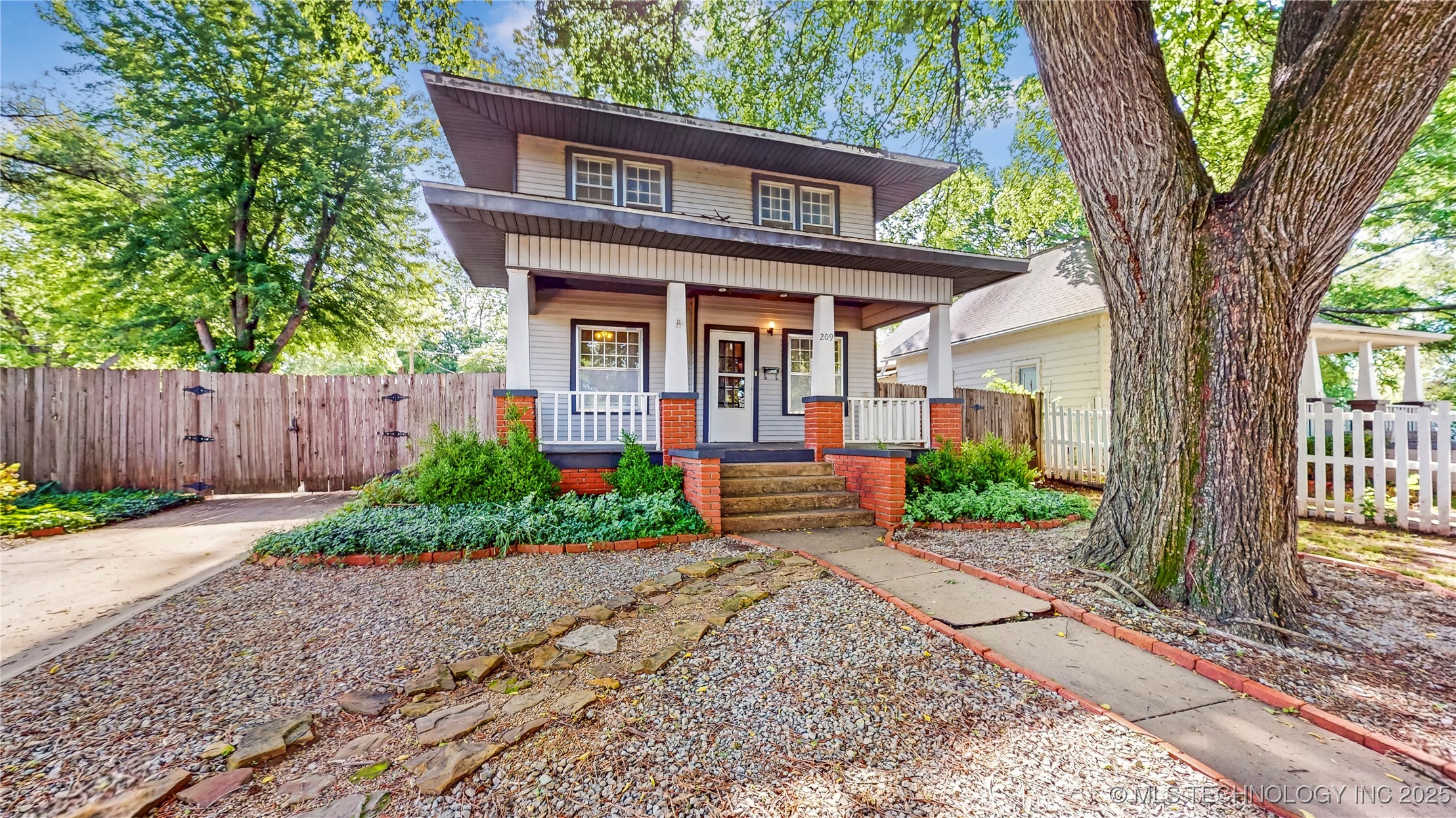 209 S Vine Avenue Property Photo 1