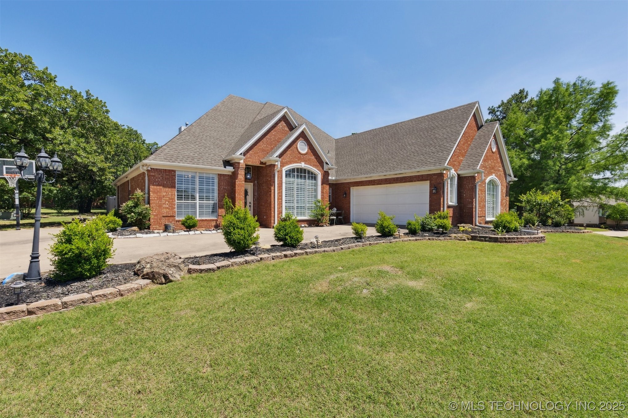 1631 Augusta Property Photo 3