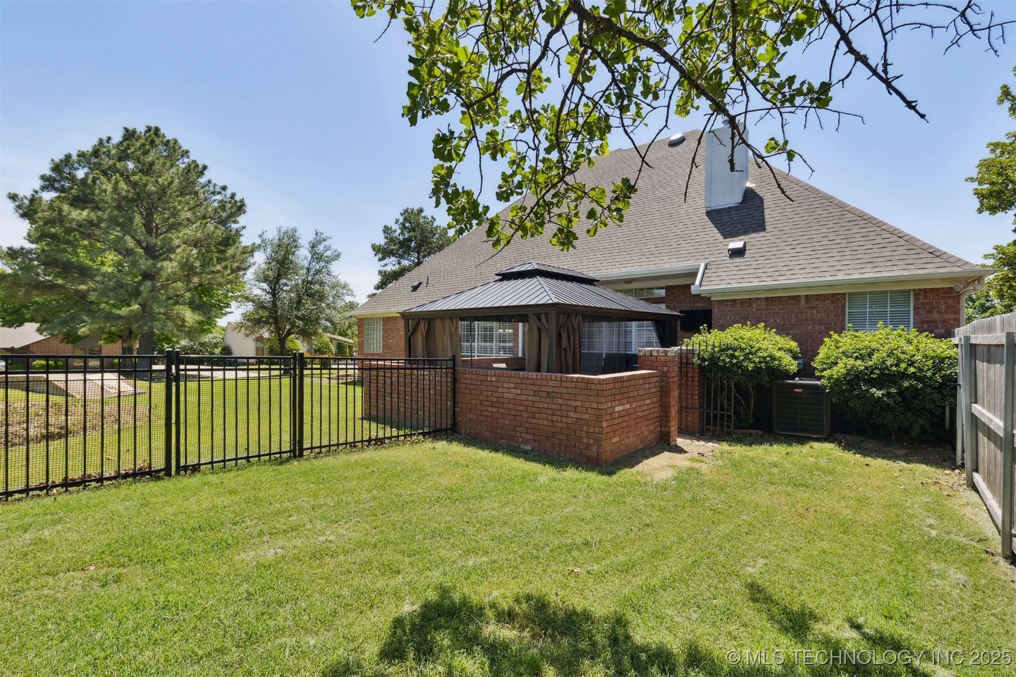 1631 Augusta Property Photo 6
