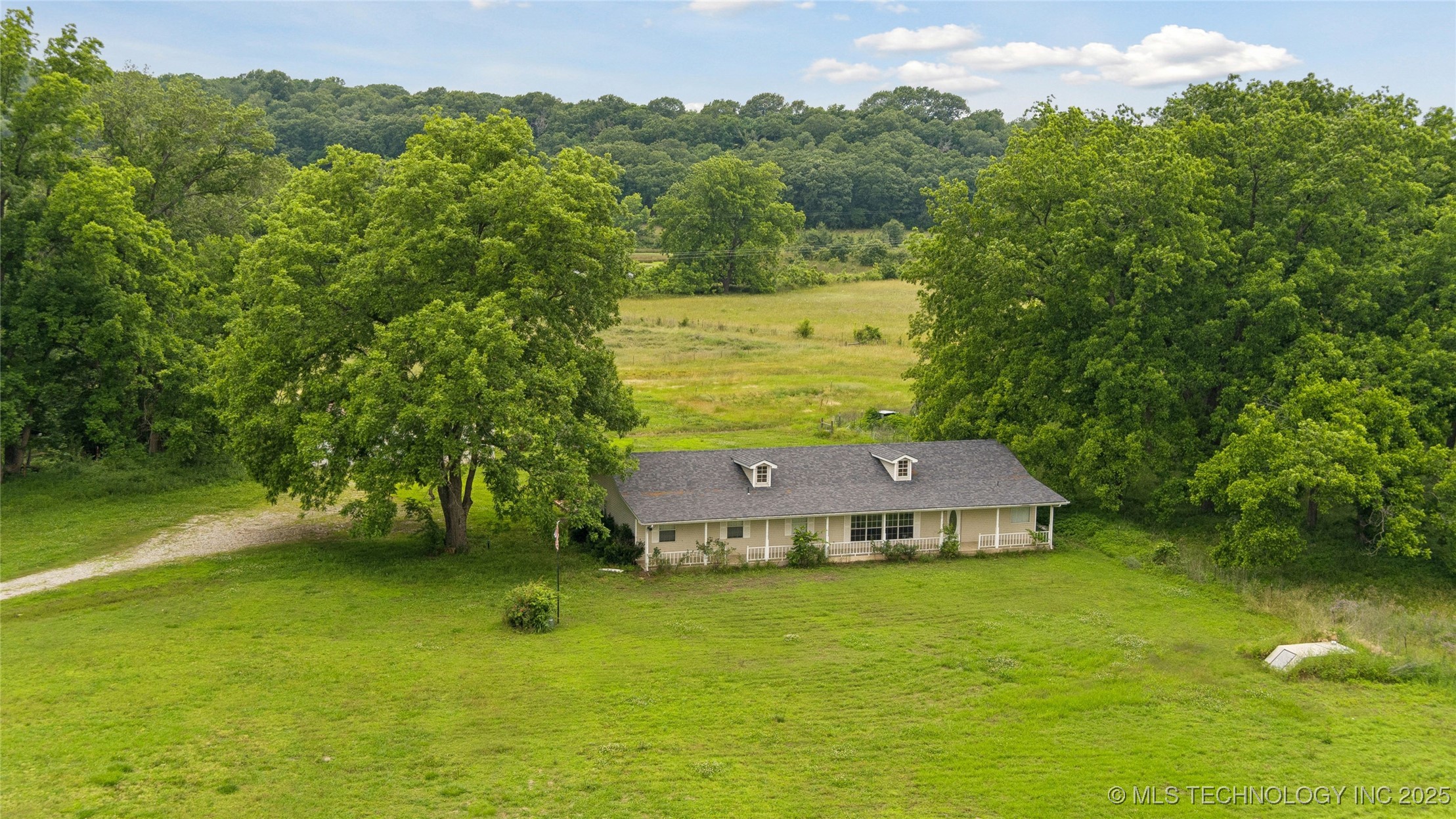 385077 E 1160 Road Property Photo 1