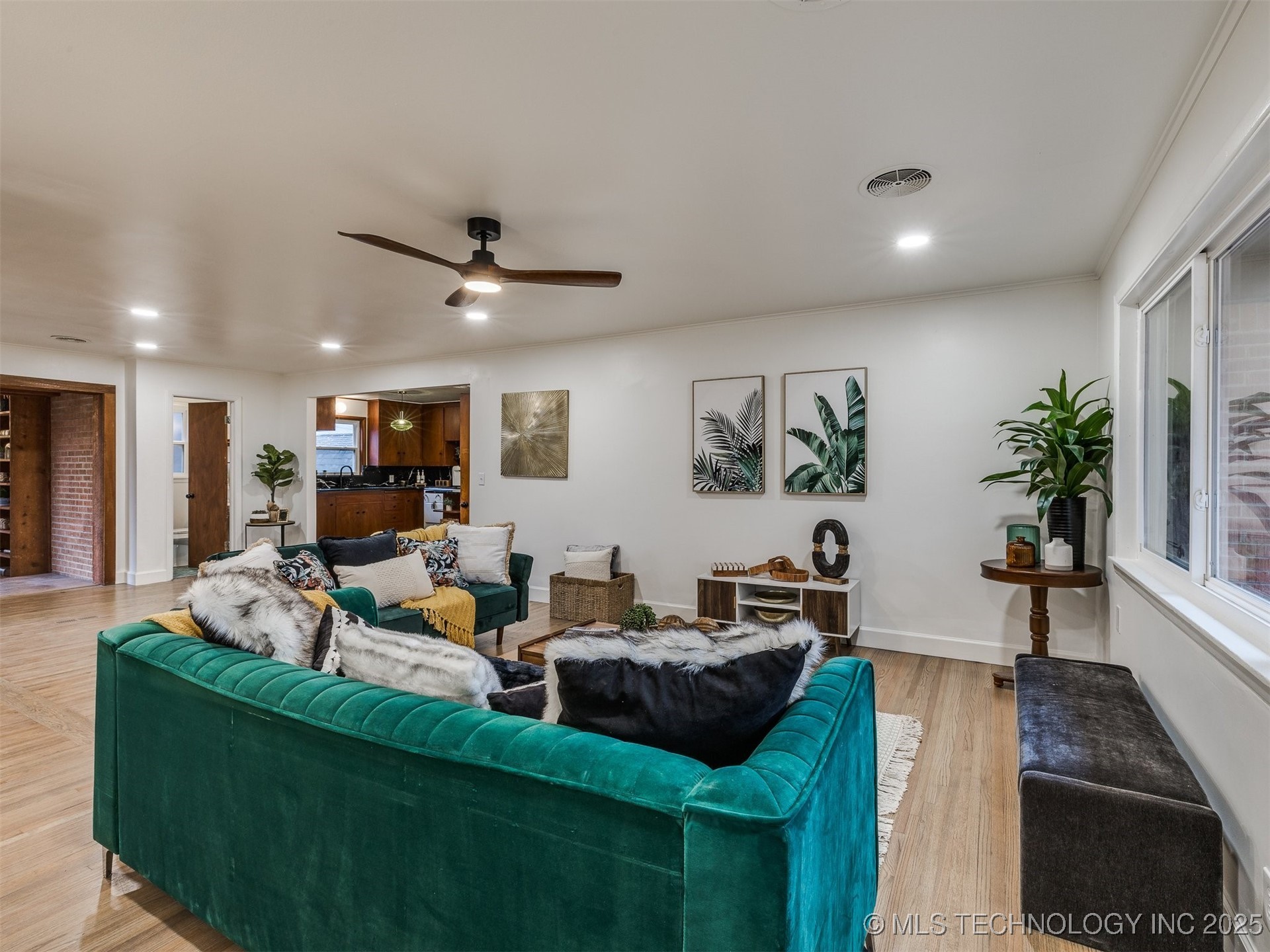 2528 E 57th Street Property Photo 4