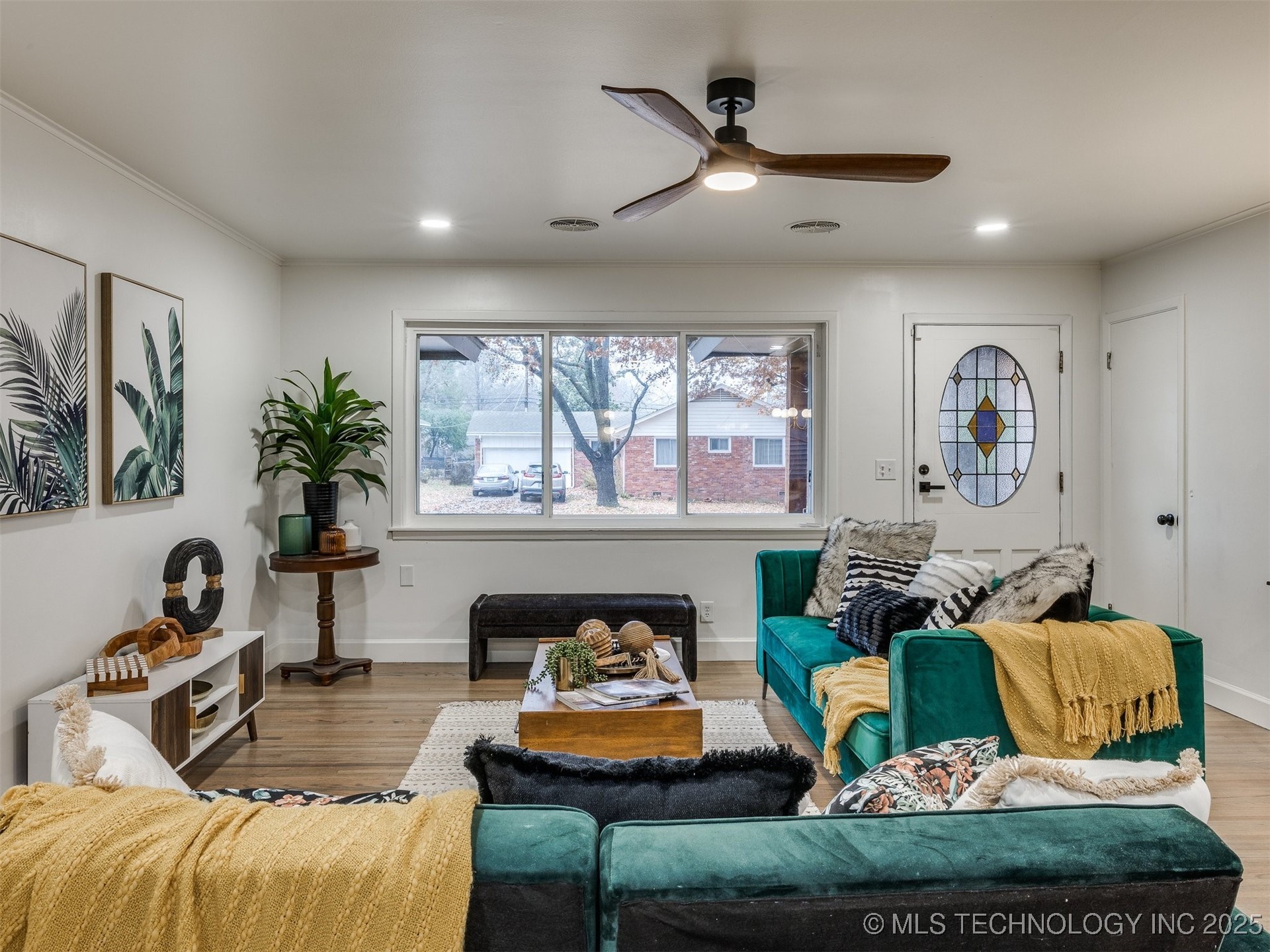 2528 E 57th Street Property Photo 9