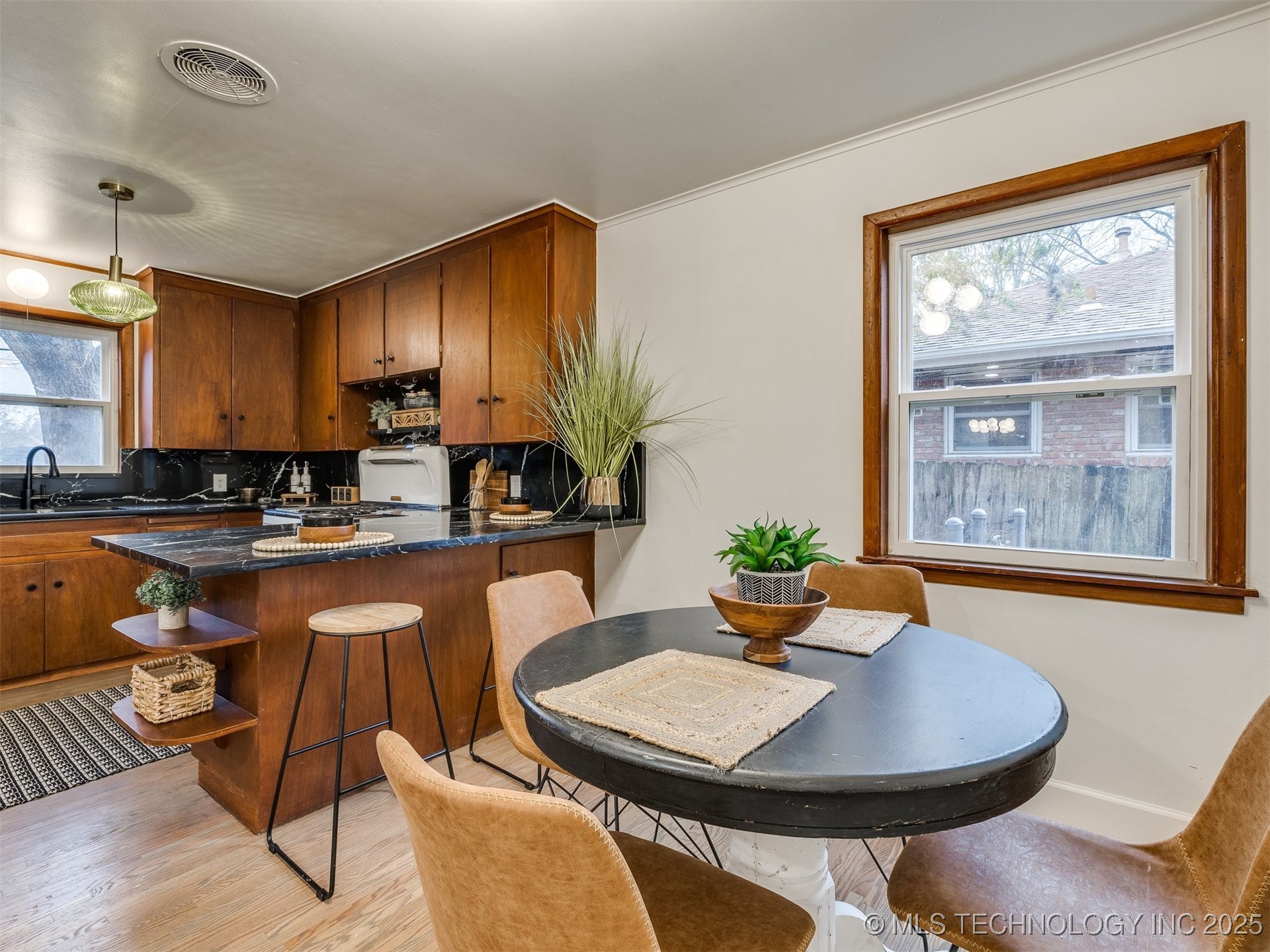 2528 E 57th Street Property Photo 28