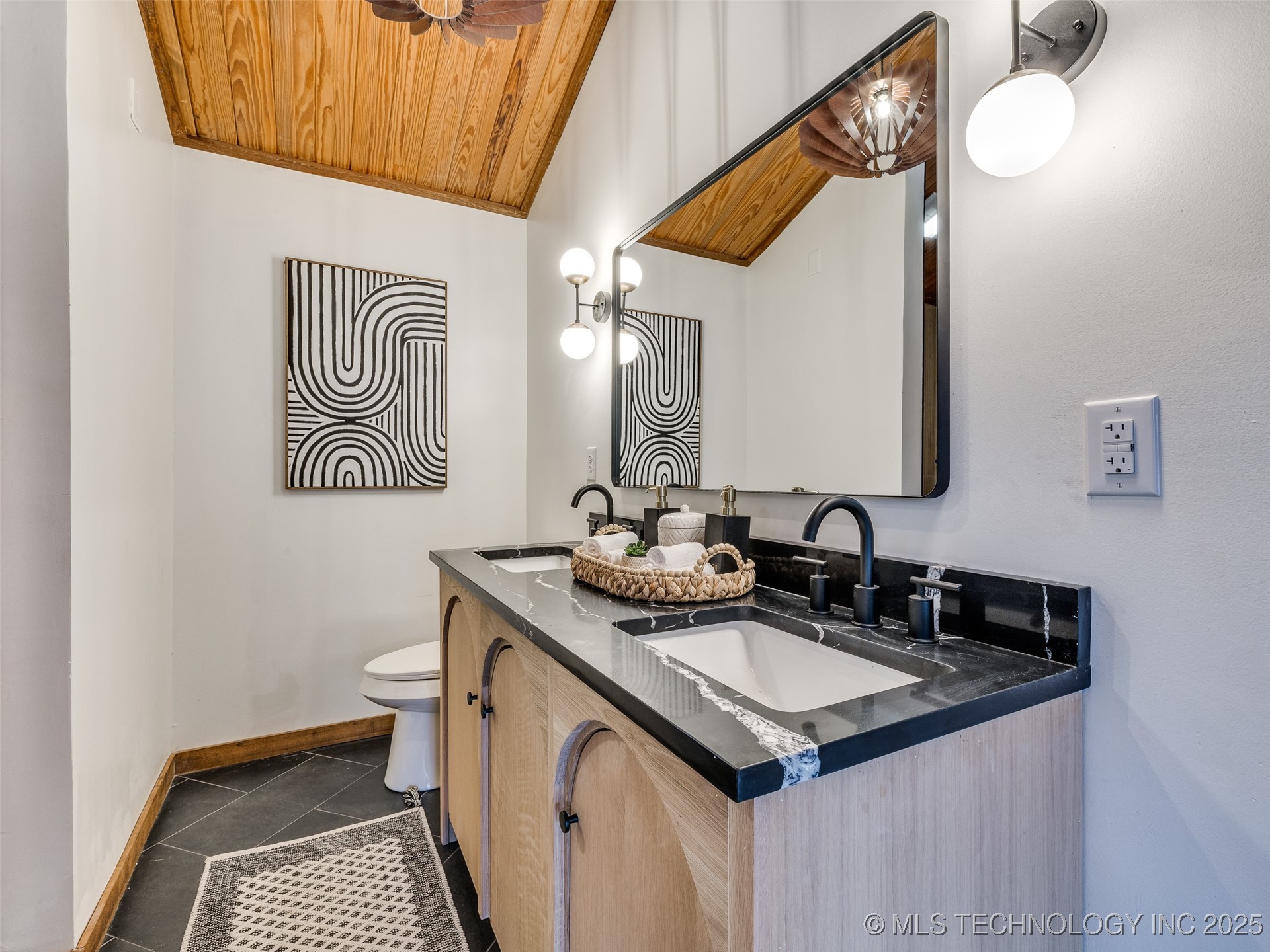 2528 E 57th Street Property Photo 49