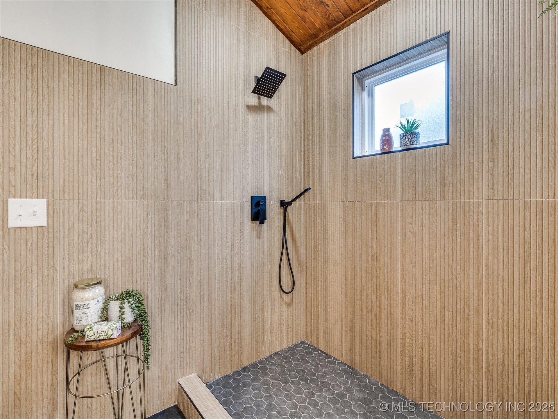 2528 E 57th Street Property Photo 54