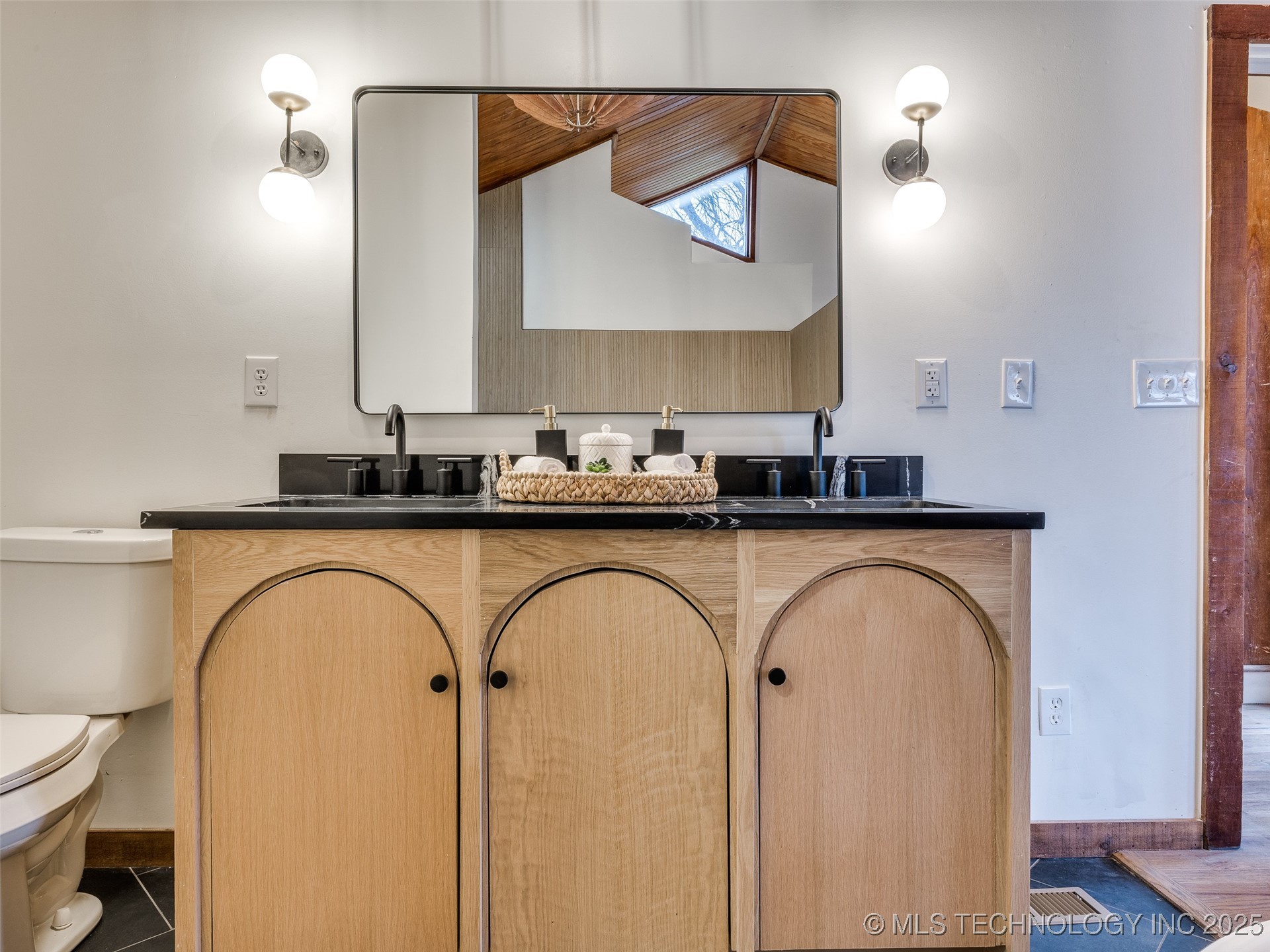 2528 E 57th Street Property Photo 56