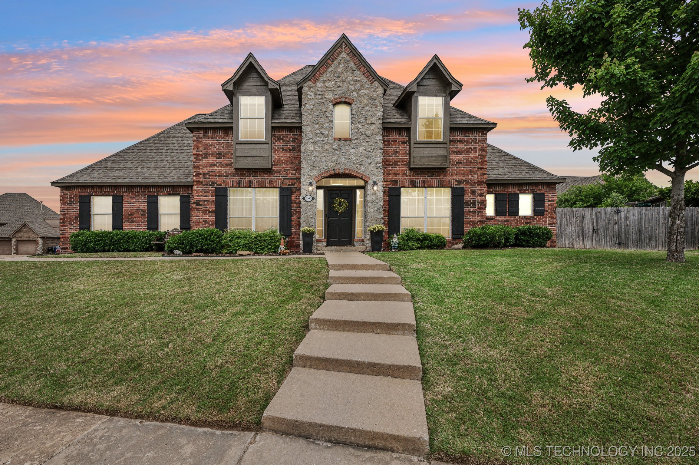 3305 N Oak Avenue Property Photo 1
