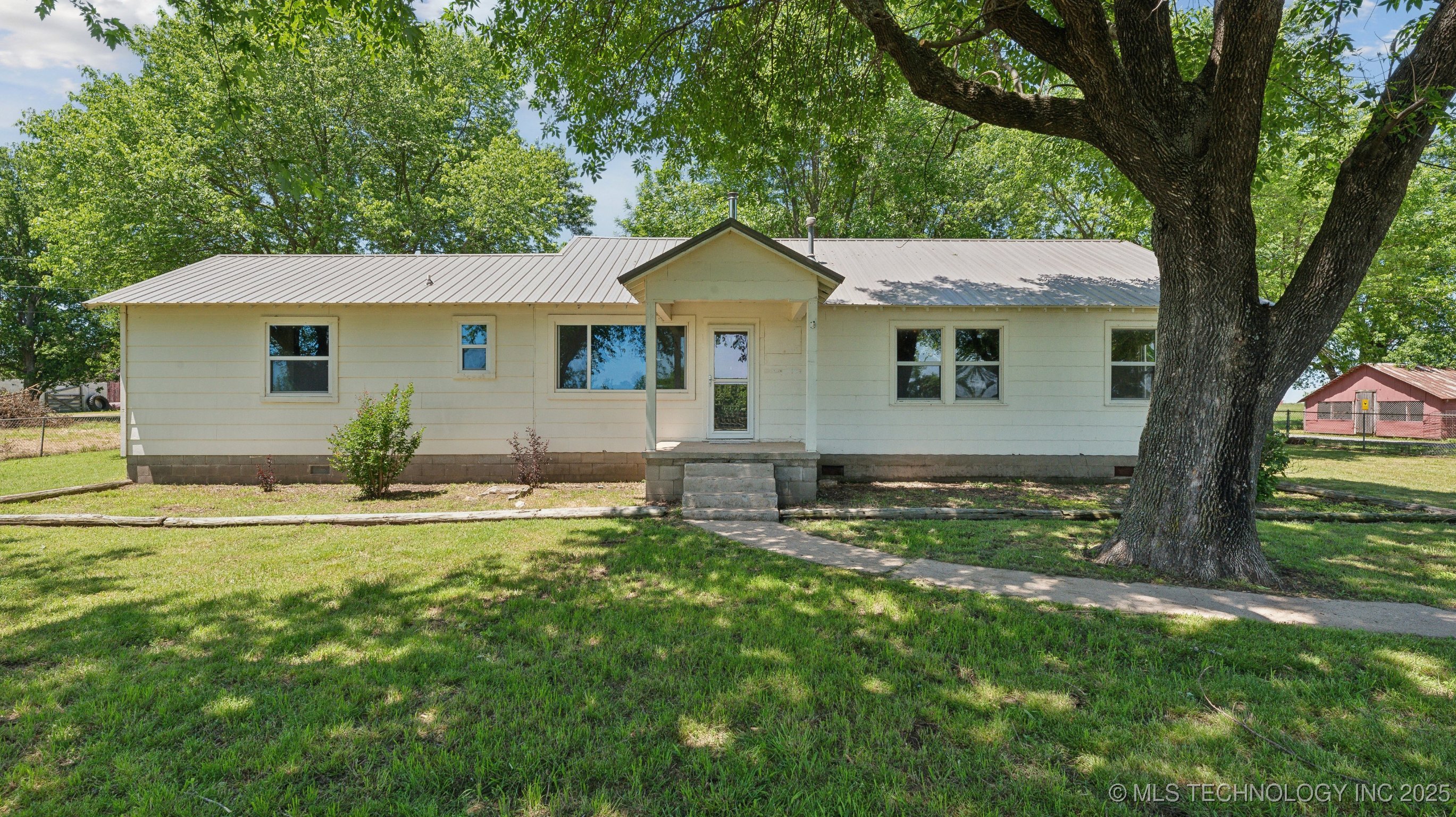 7941 N 433 Road Property Photo 1