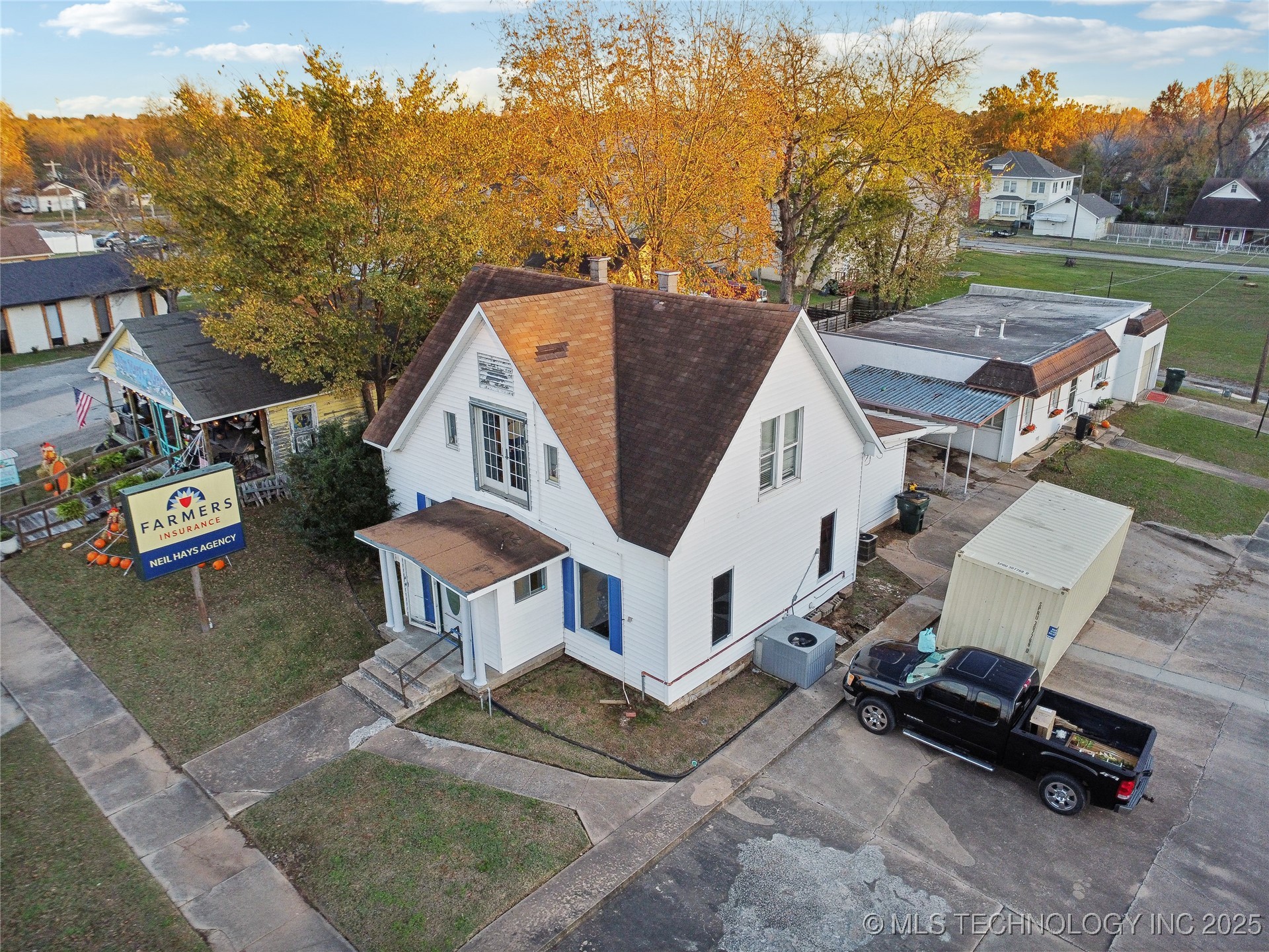 116 W 8th Street Property Photo 4