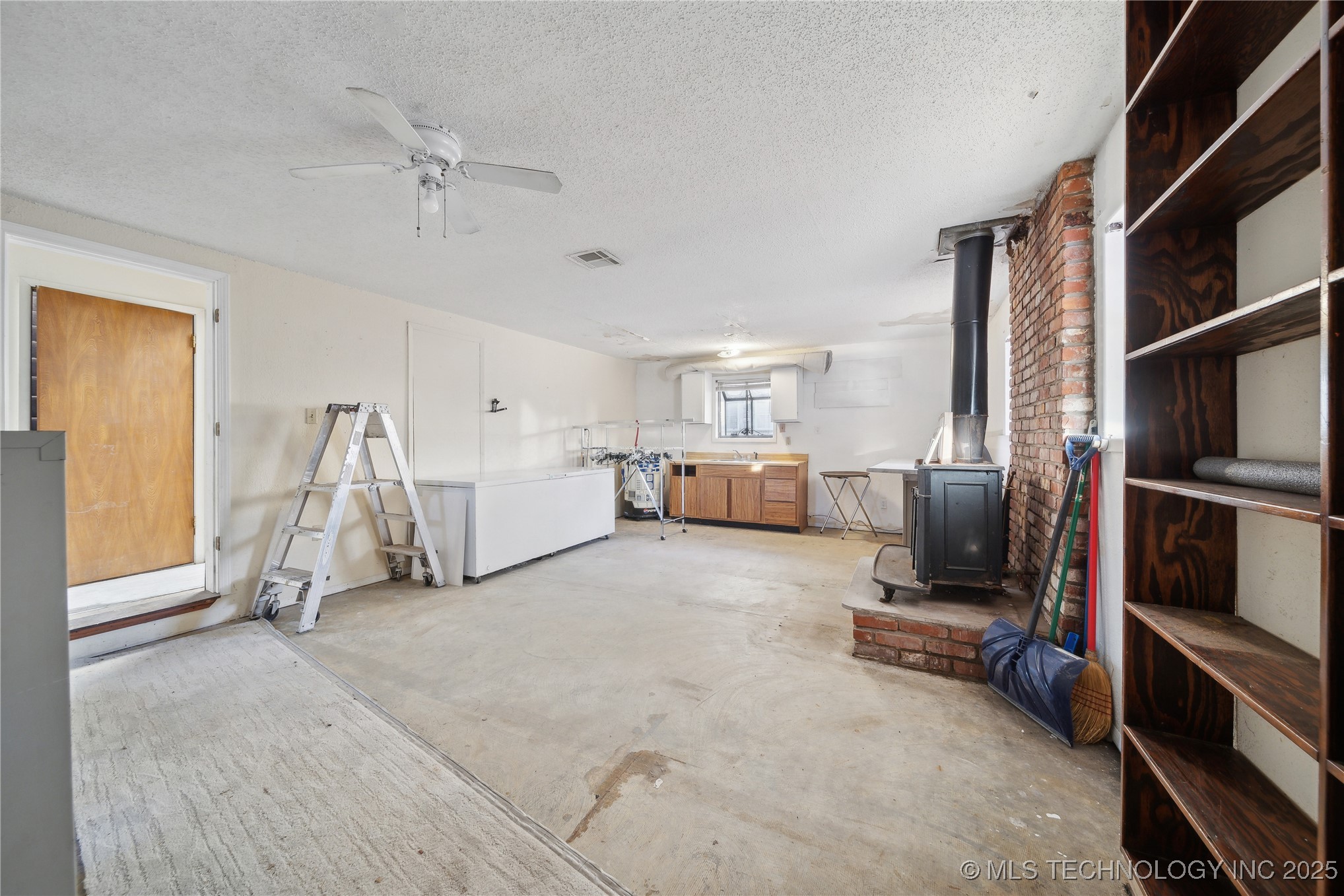 116 W 8th Street Property Photo 11
