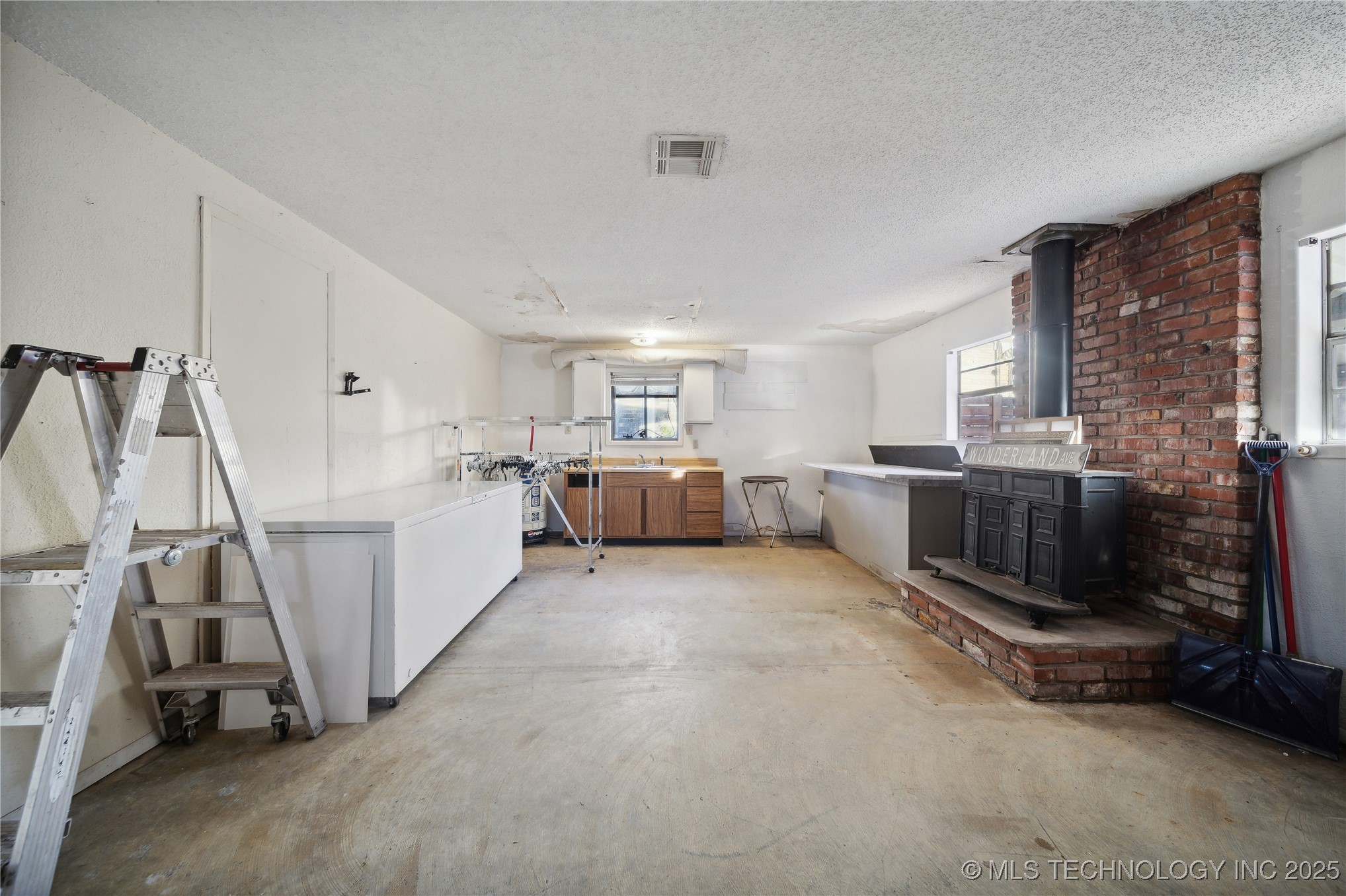 116 W 8th Street Property Photo 12