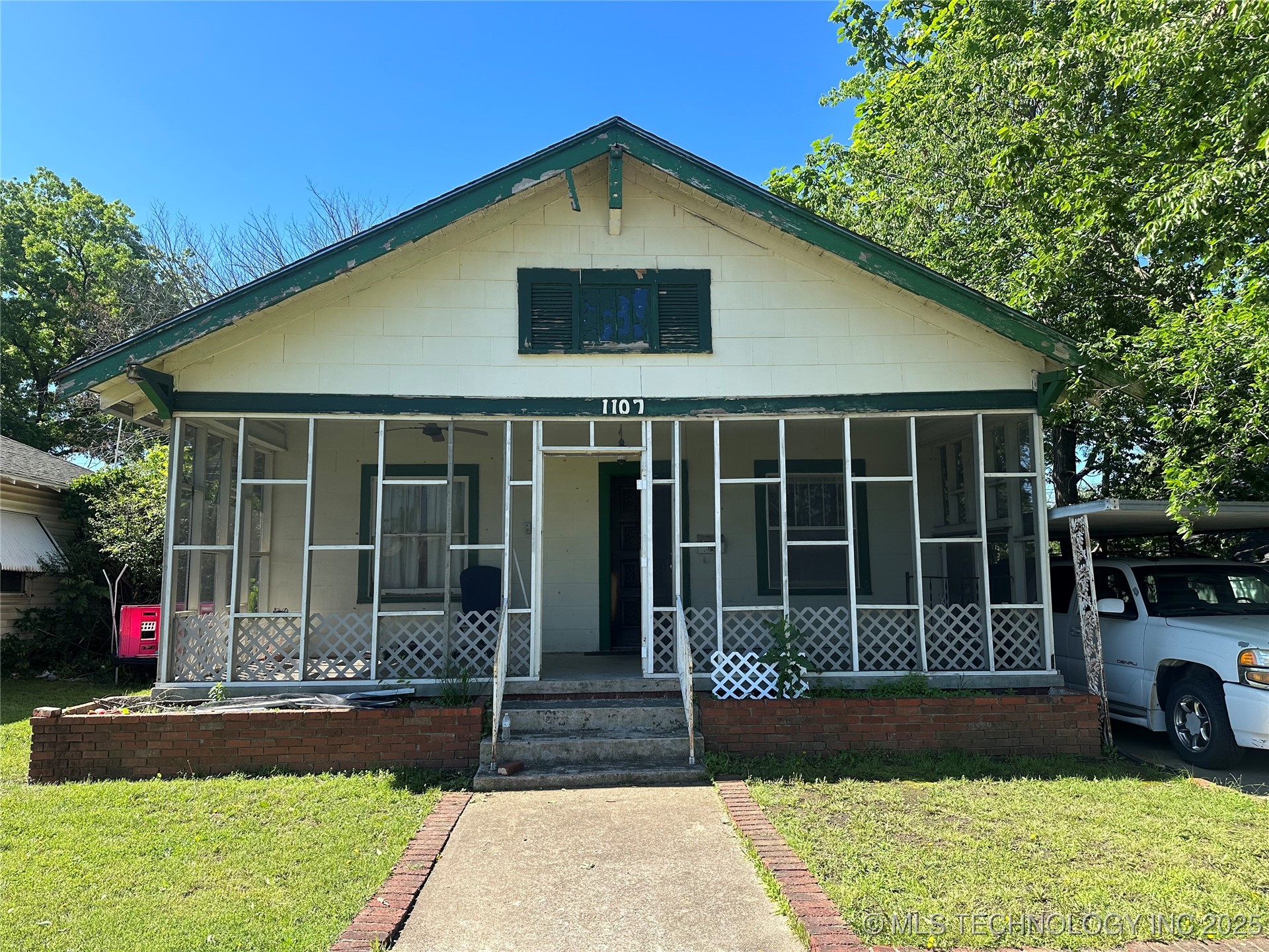 1107 W Broadway Street Property Photo 1