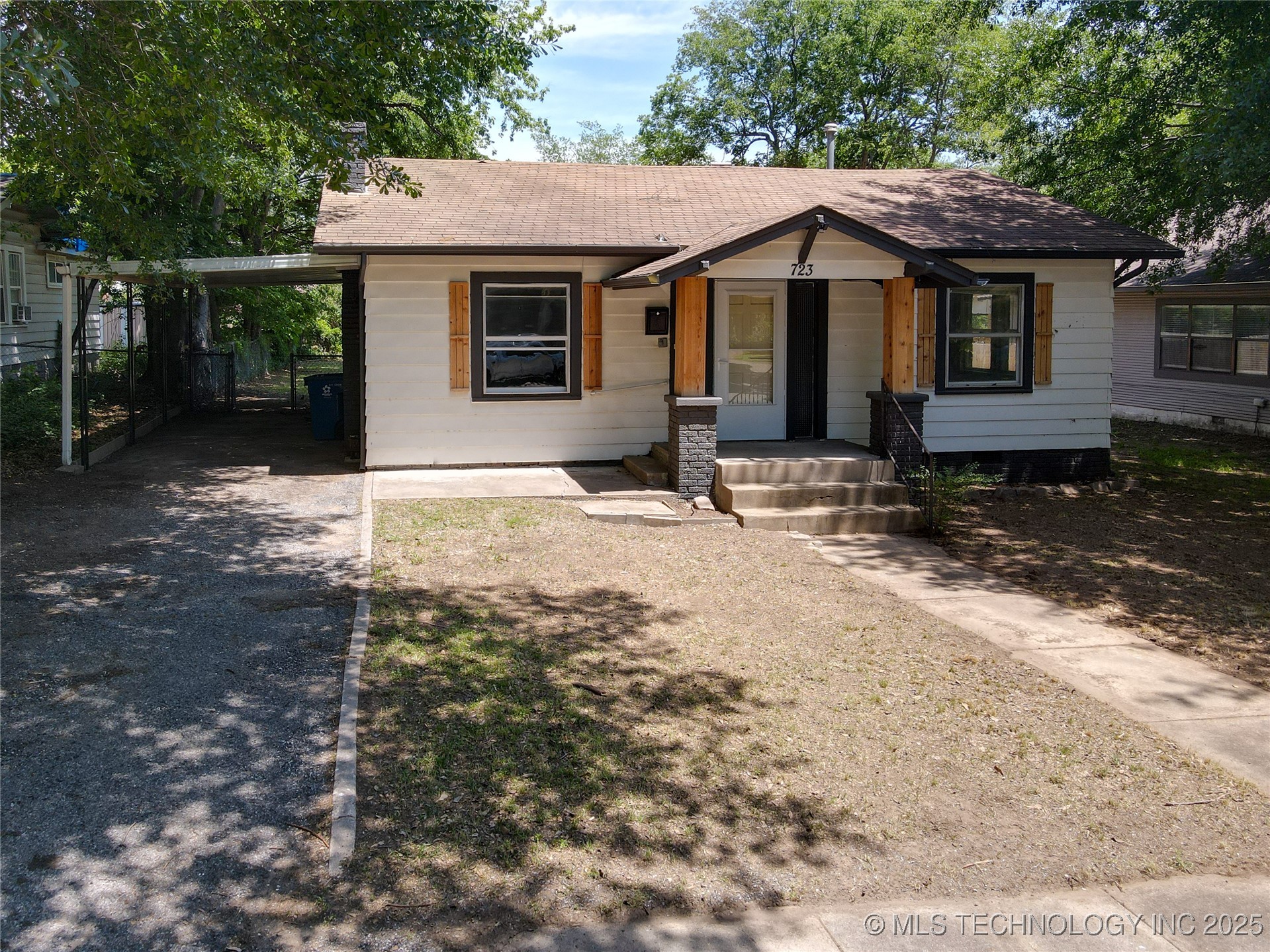 723 E Seneca Avenue Property Photo 1