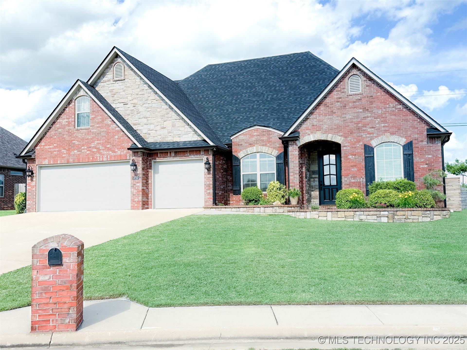 2710 Waterford Court Property Photo 1