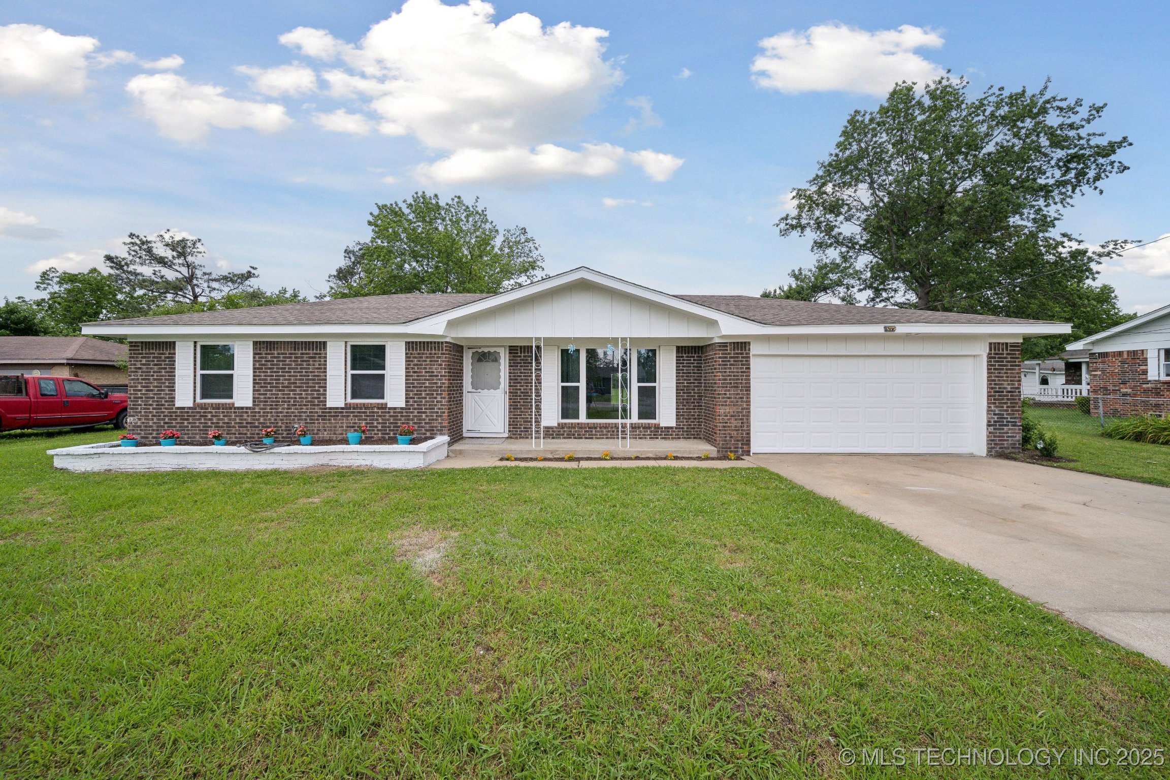 128 Suburban Lane Property Photo 1