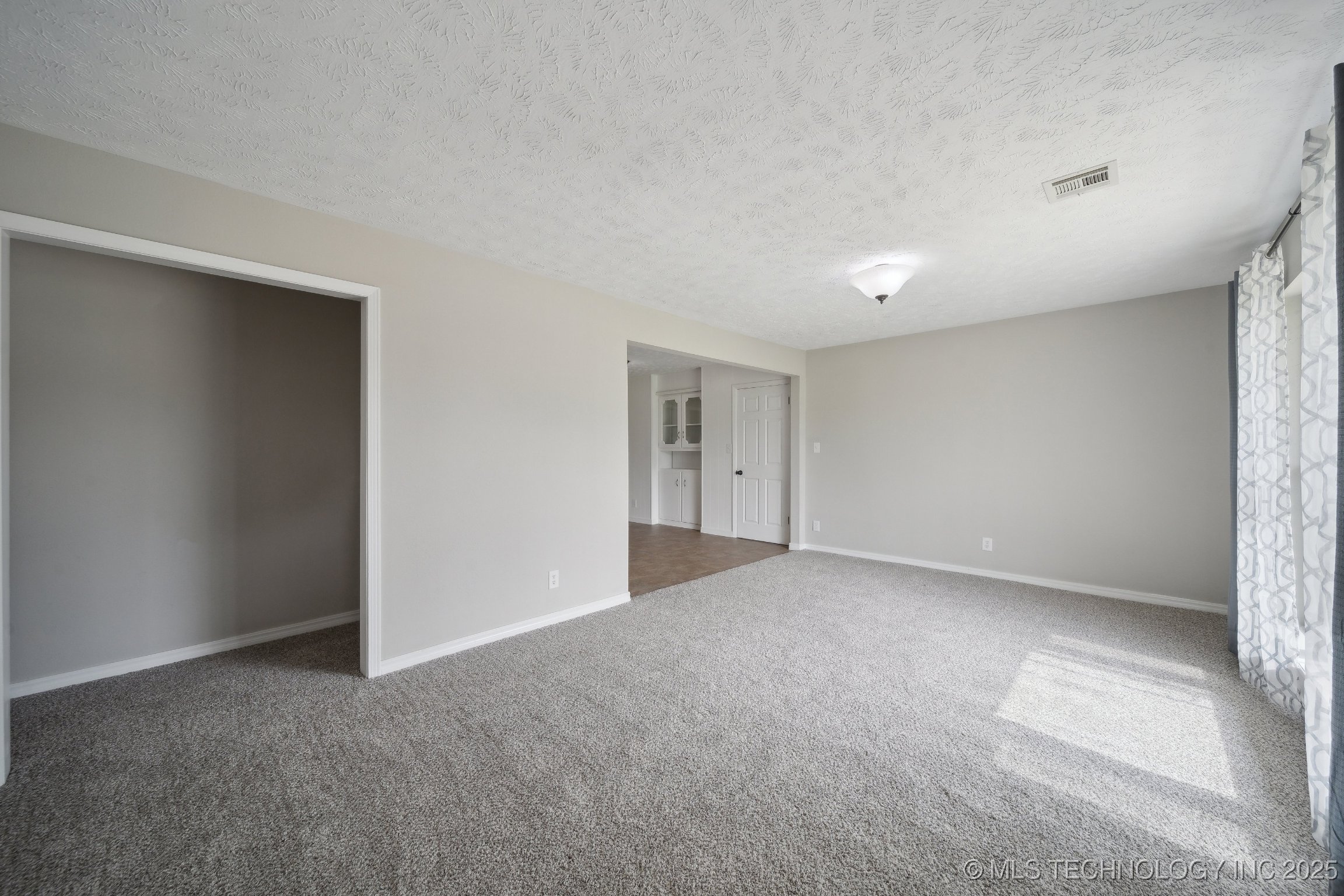128 Suburban Lane Property Photo 4