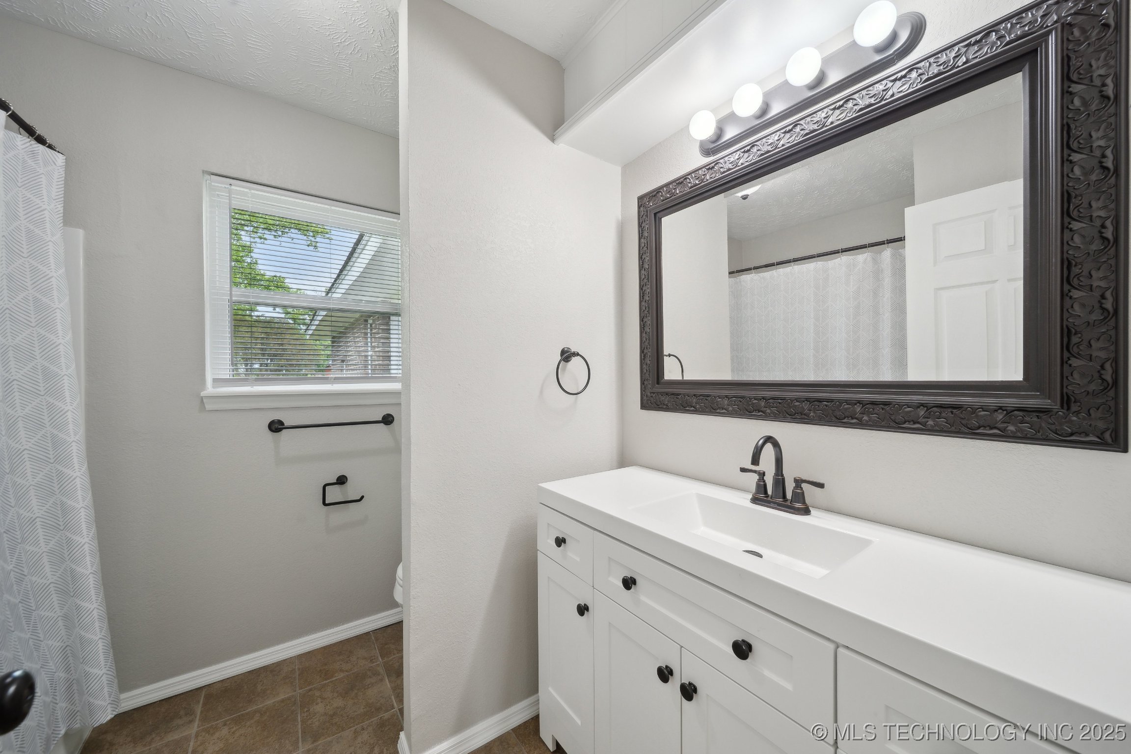 128 Suburban Lane Property Photo 23
