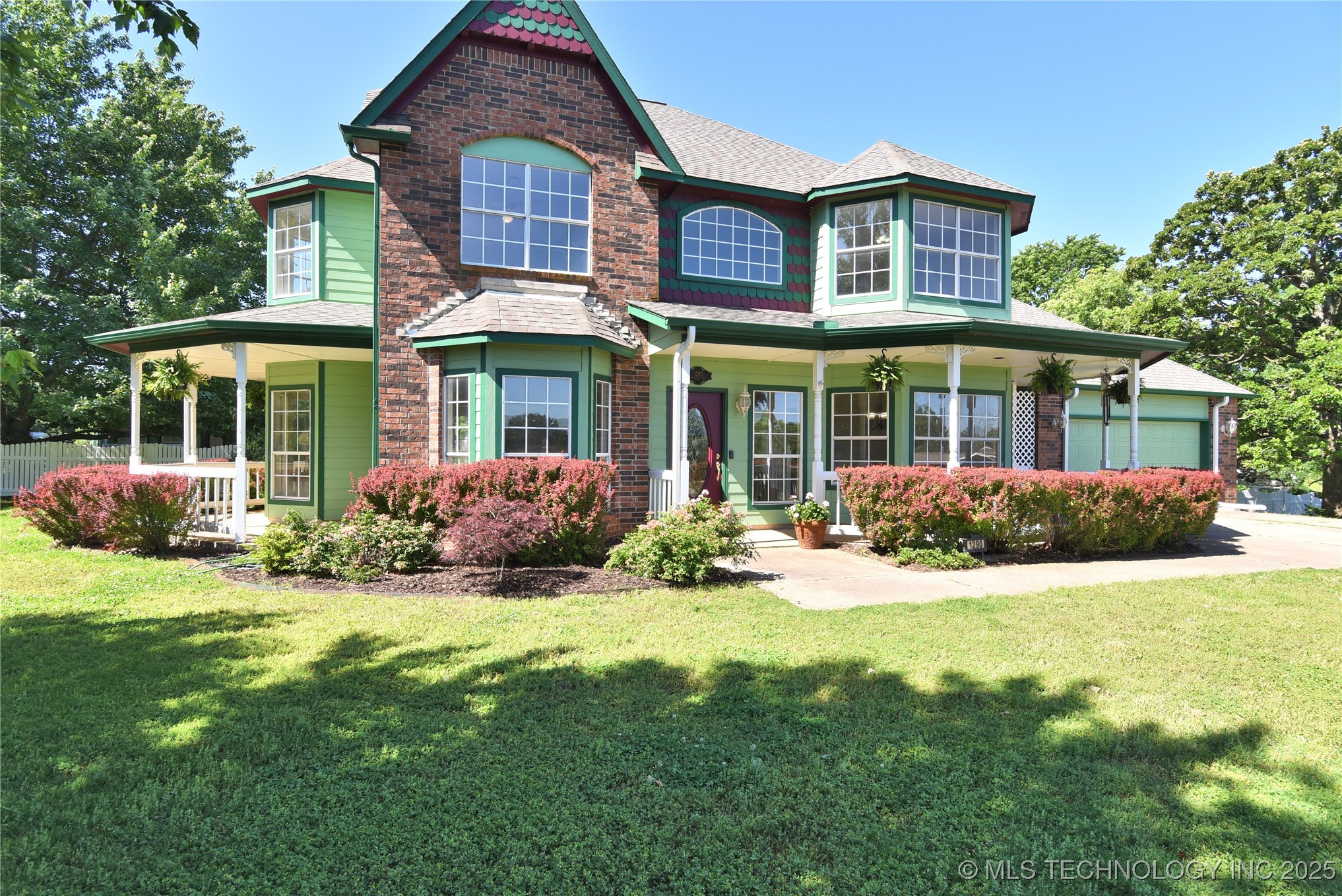 1290 N Cliff Drive Property Photo 1