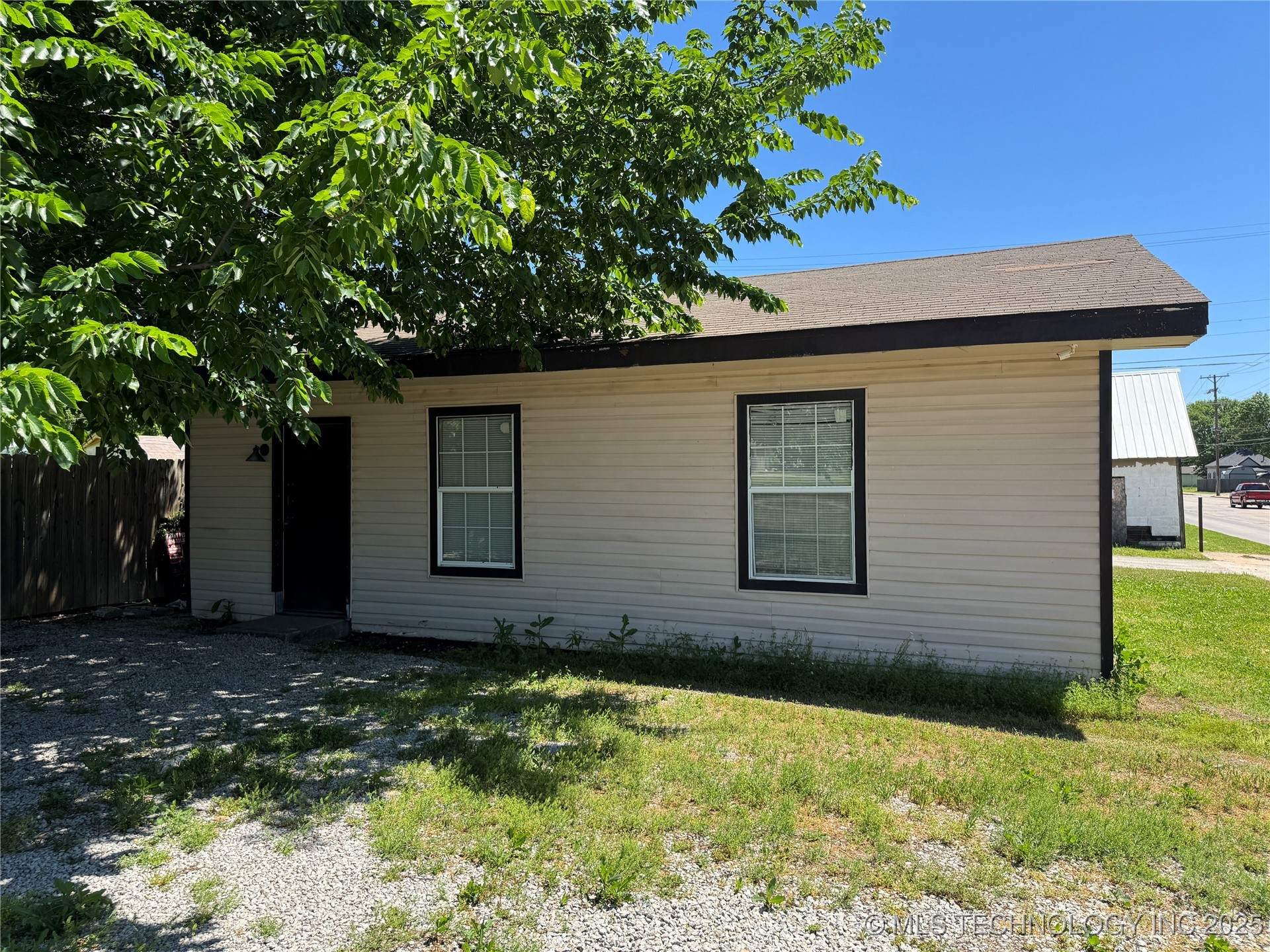 1012 W Hensley Property Photo 1