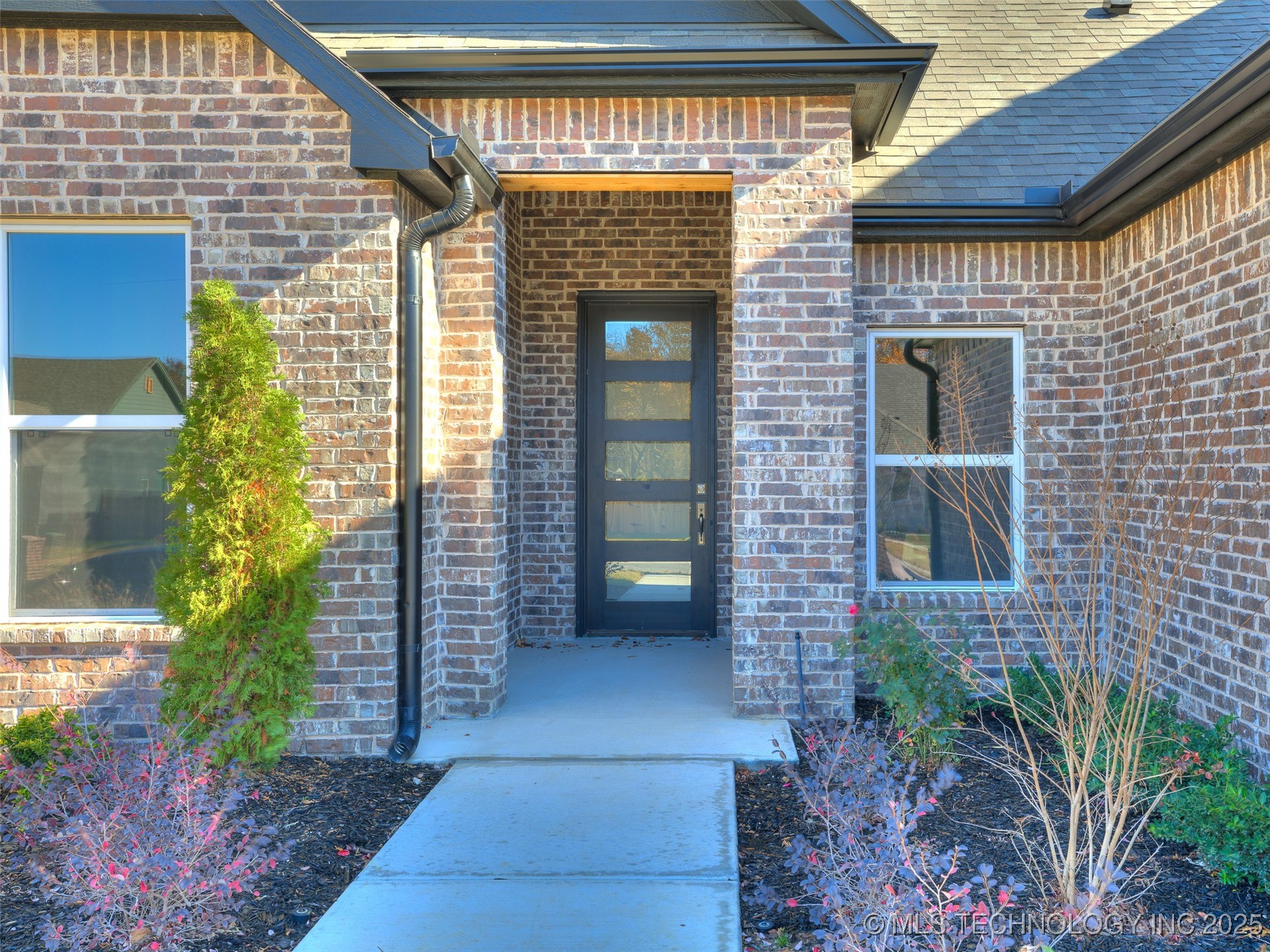 3011 S 6th Place Property Photo 1