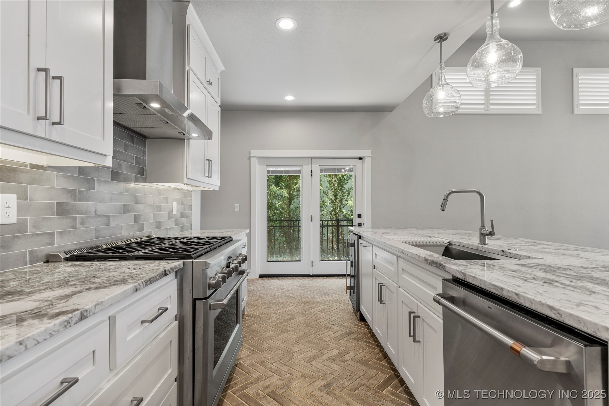 8505 S Phoenix Avenue Property Photo 12