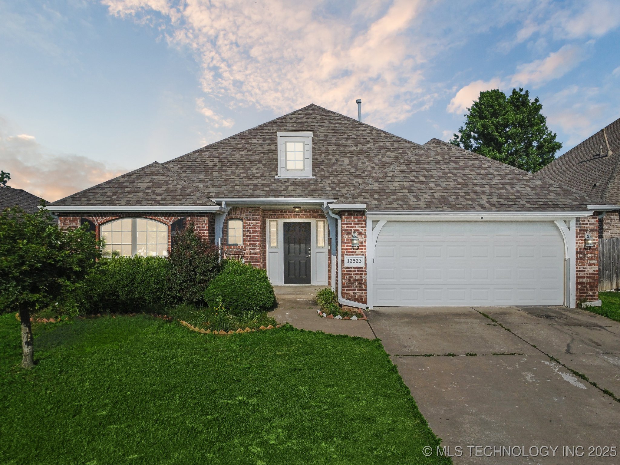 12523 S Cedar Place Property Photo 1
