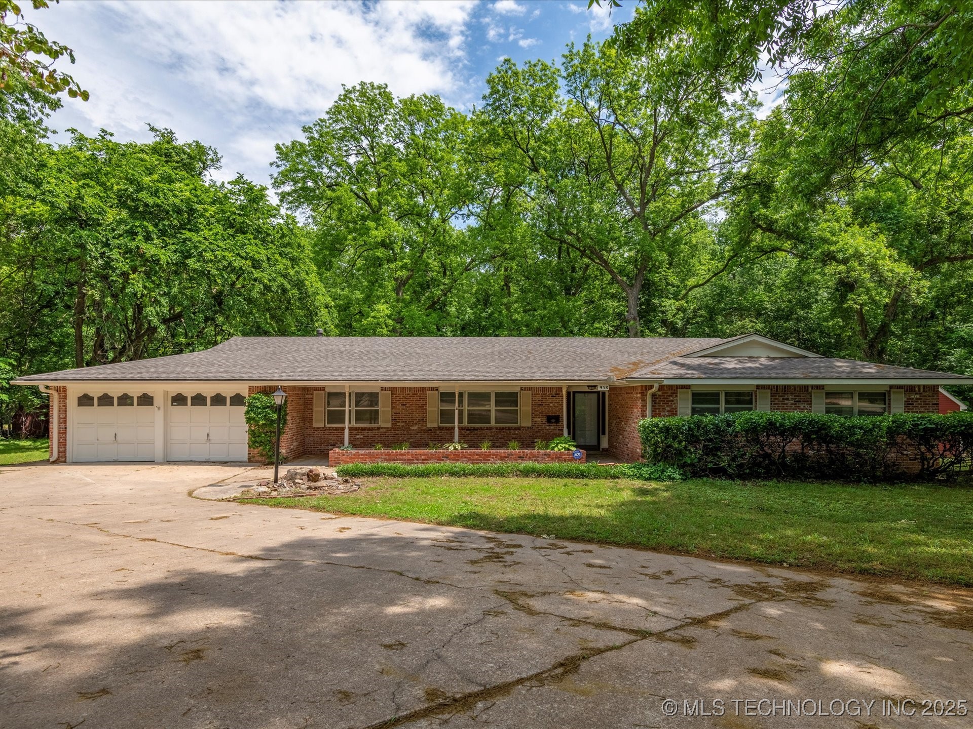 938 Briarwood Drive Property Photo 1