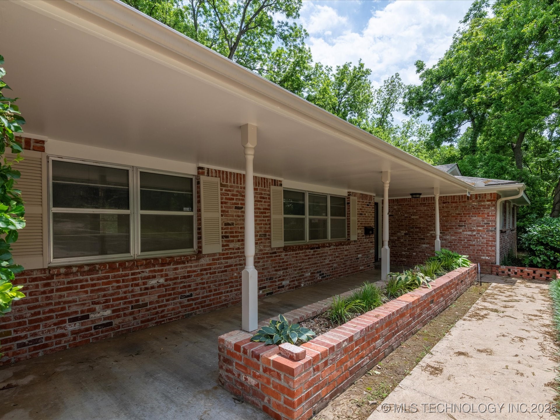938 Briarwood Drive Property Photo 2