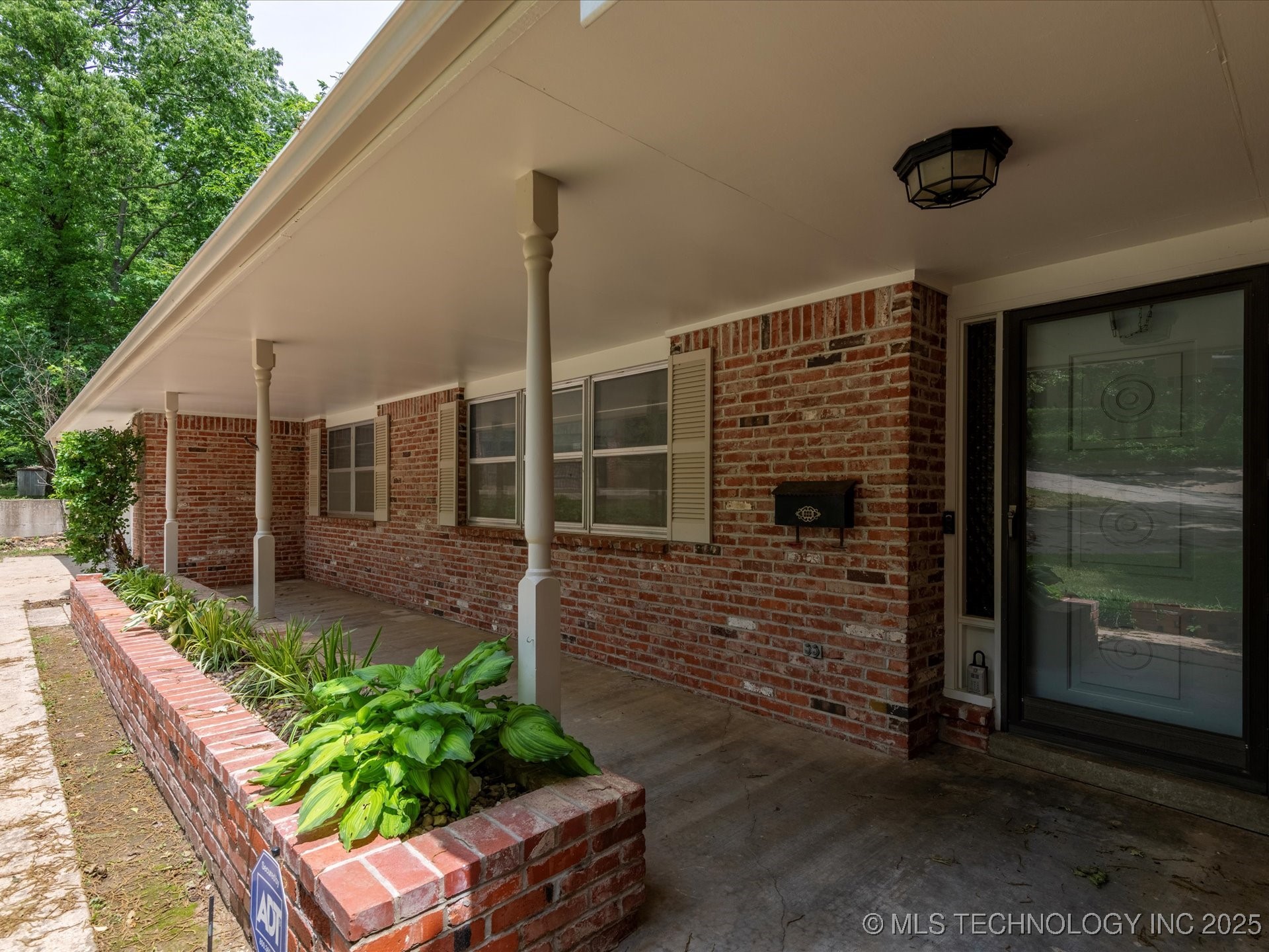 938 Briarwood Drive Property Photo 3