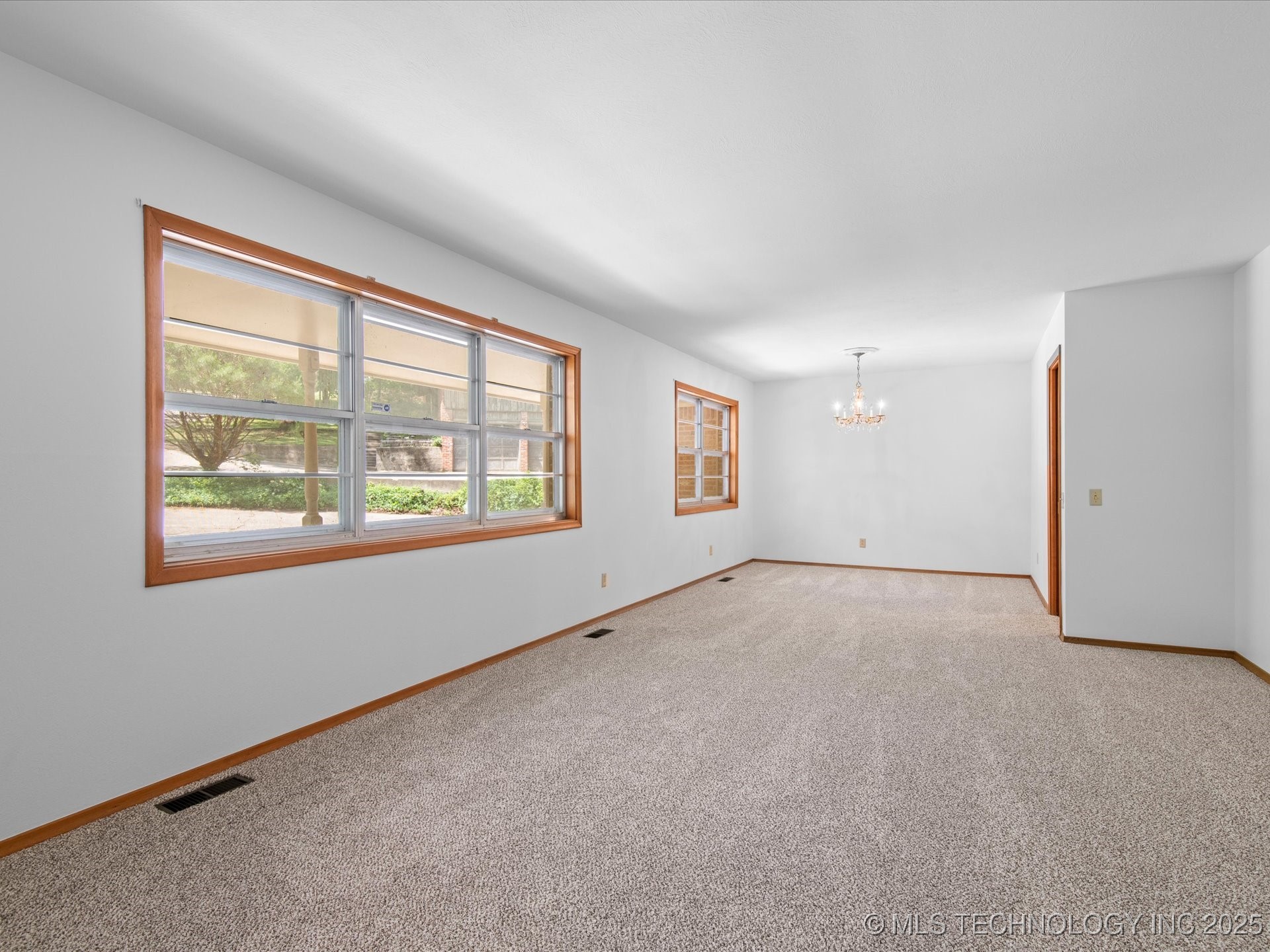 938 Briarwood Drive Property Photo 5