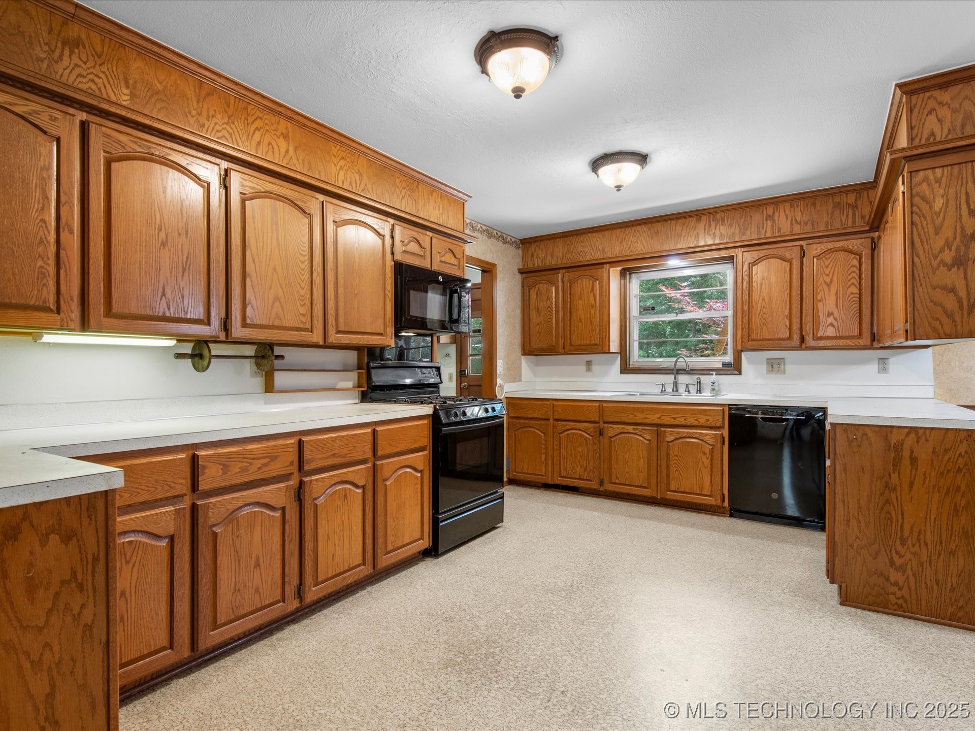 938 Briarwood Drive Property Photo 13