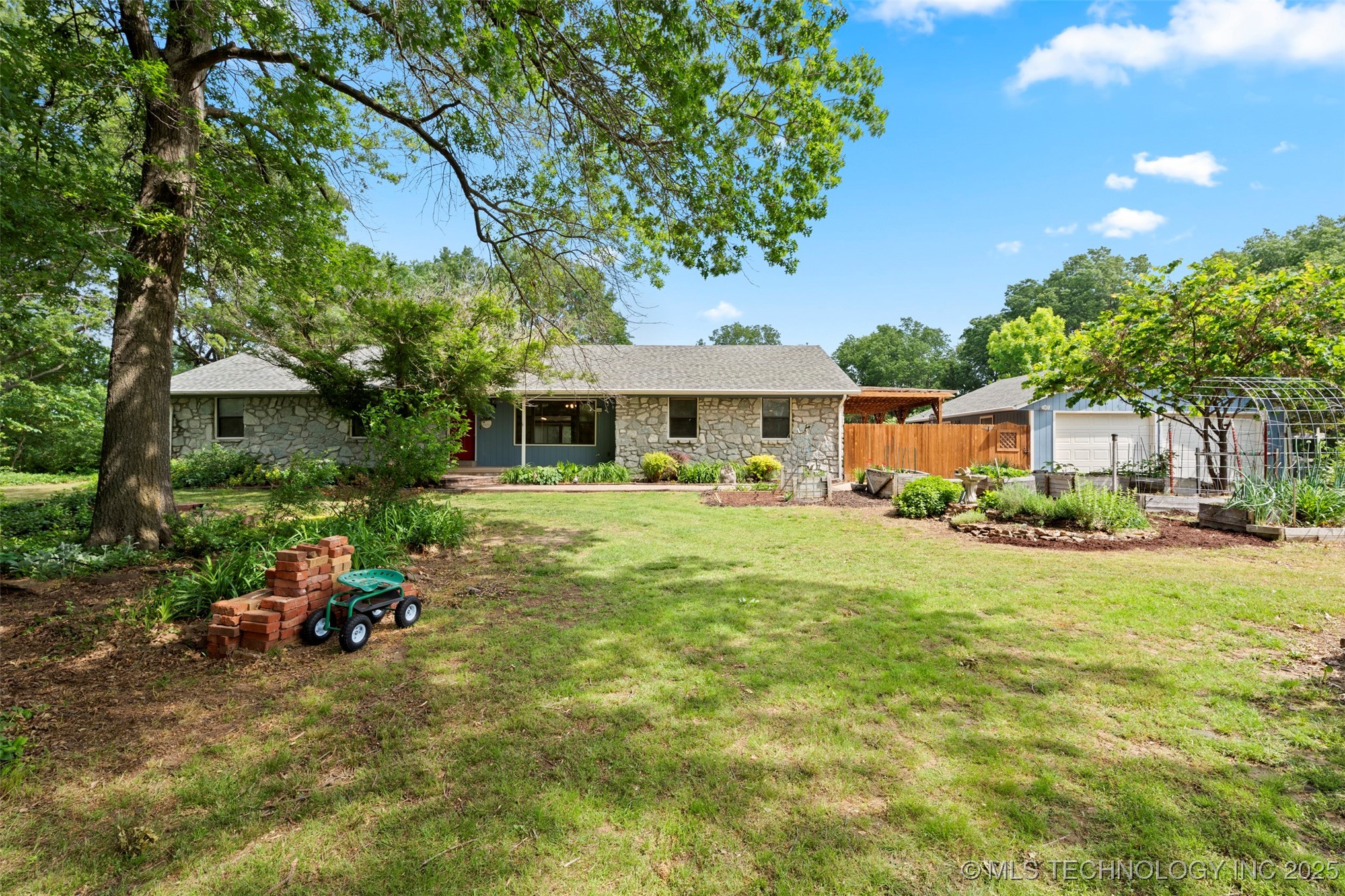 1558 E North Ridge Drive Property Photo 1