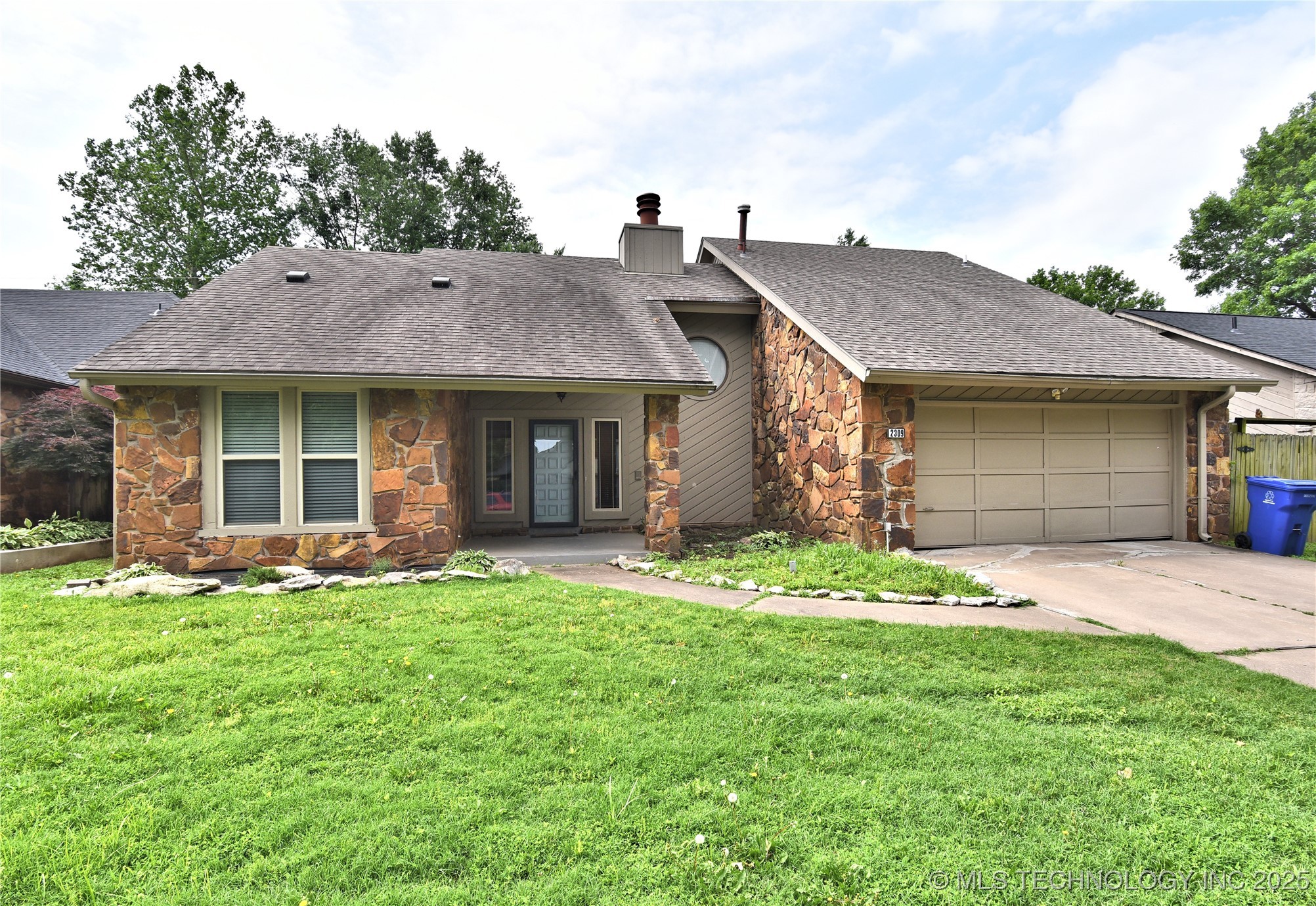 2309 W Oakridge Street Property Photo